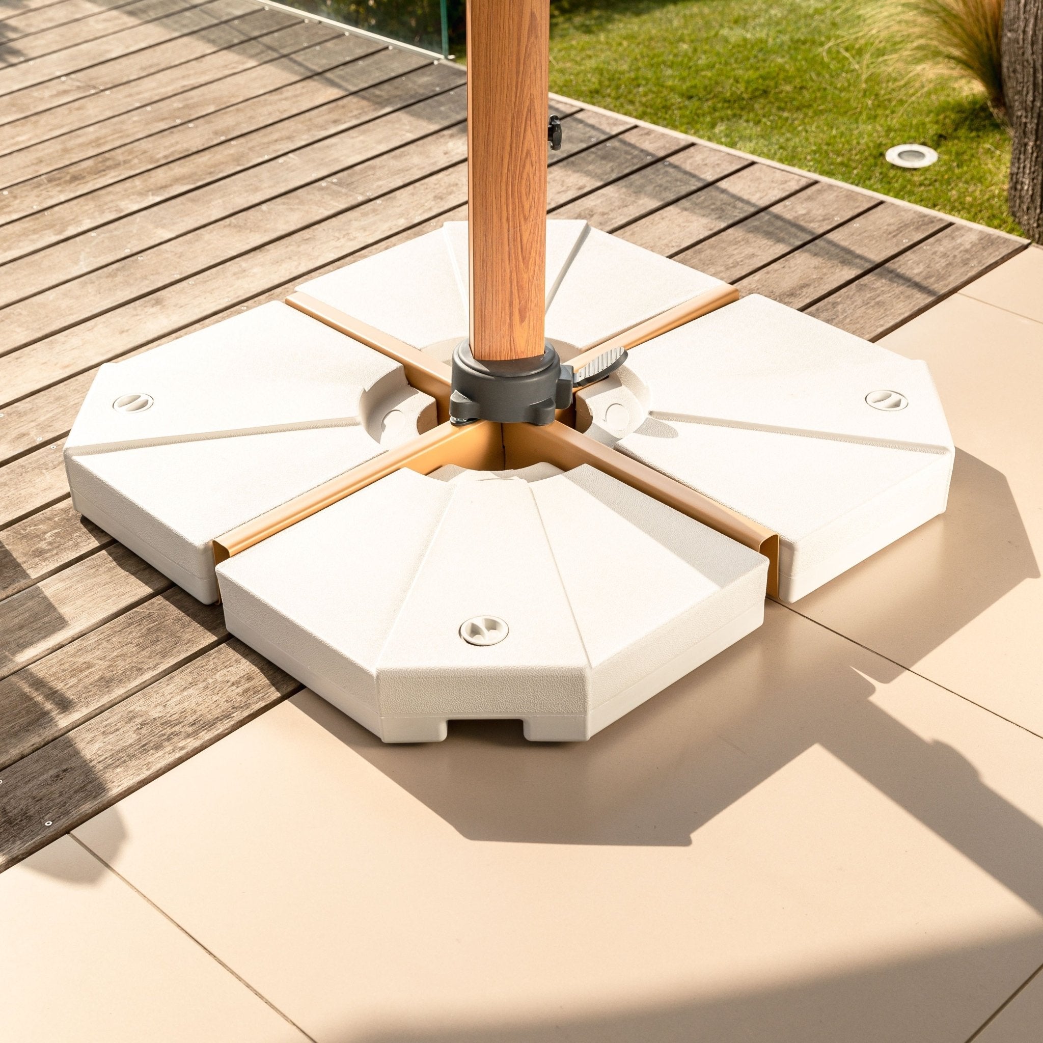 Parasol déporté Yucatan blanc de 3m x 4m, parasol et voile d'ombrage Meublot, structure robuste et tissu résistant.