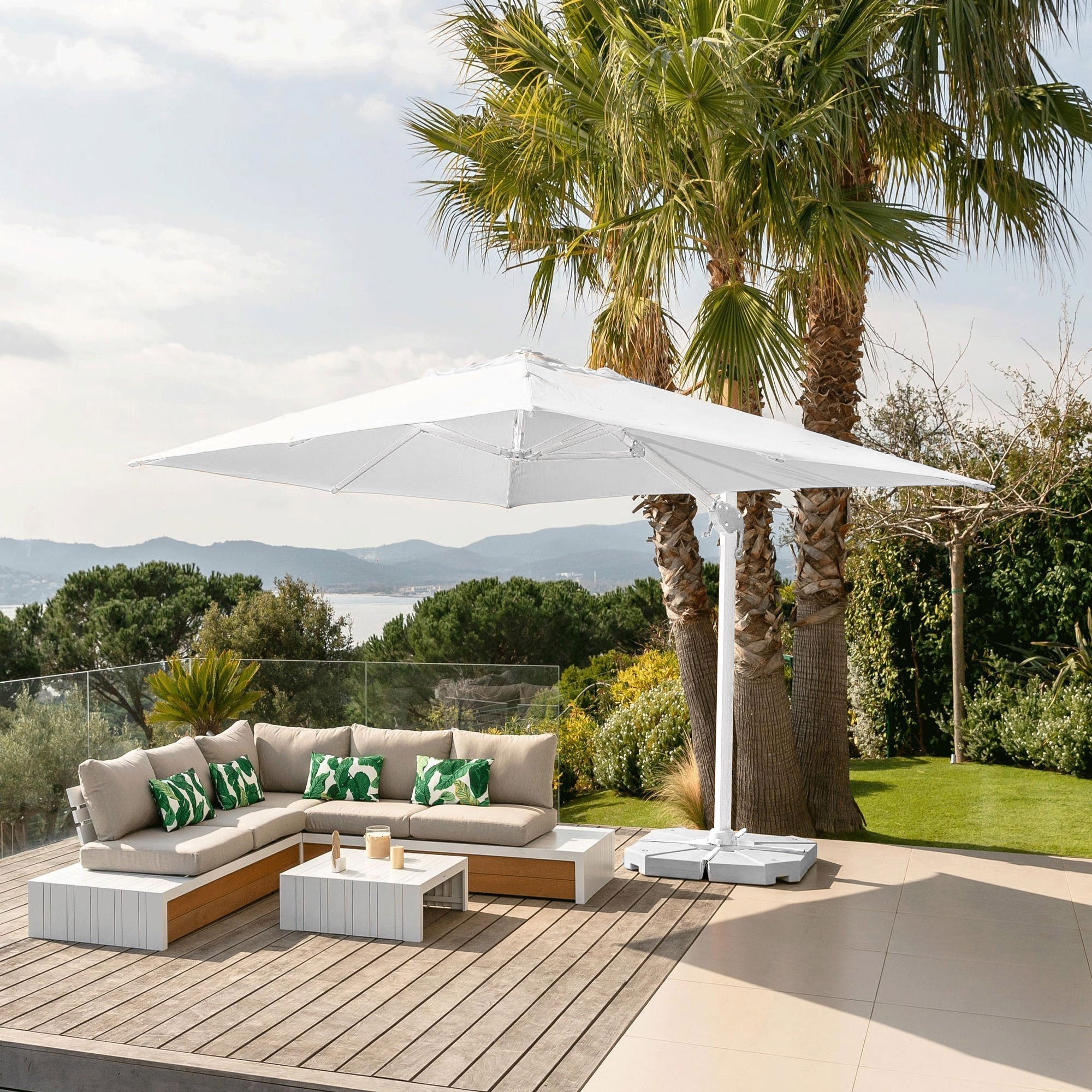 Parasol déporté Yucatan de Meublot, grand parasol d'ombrage de 4x3 m avec tissu beige, idéal pour terrasse extérieure.