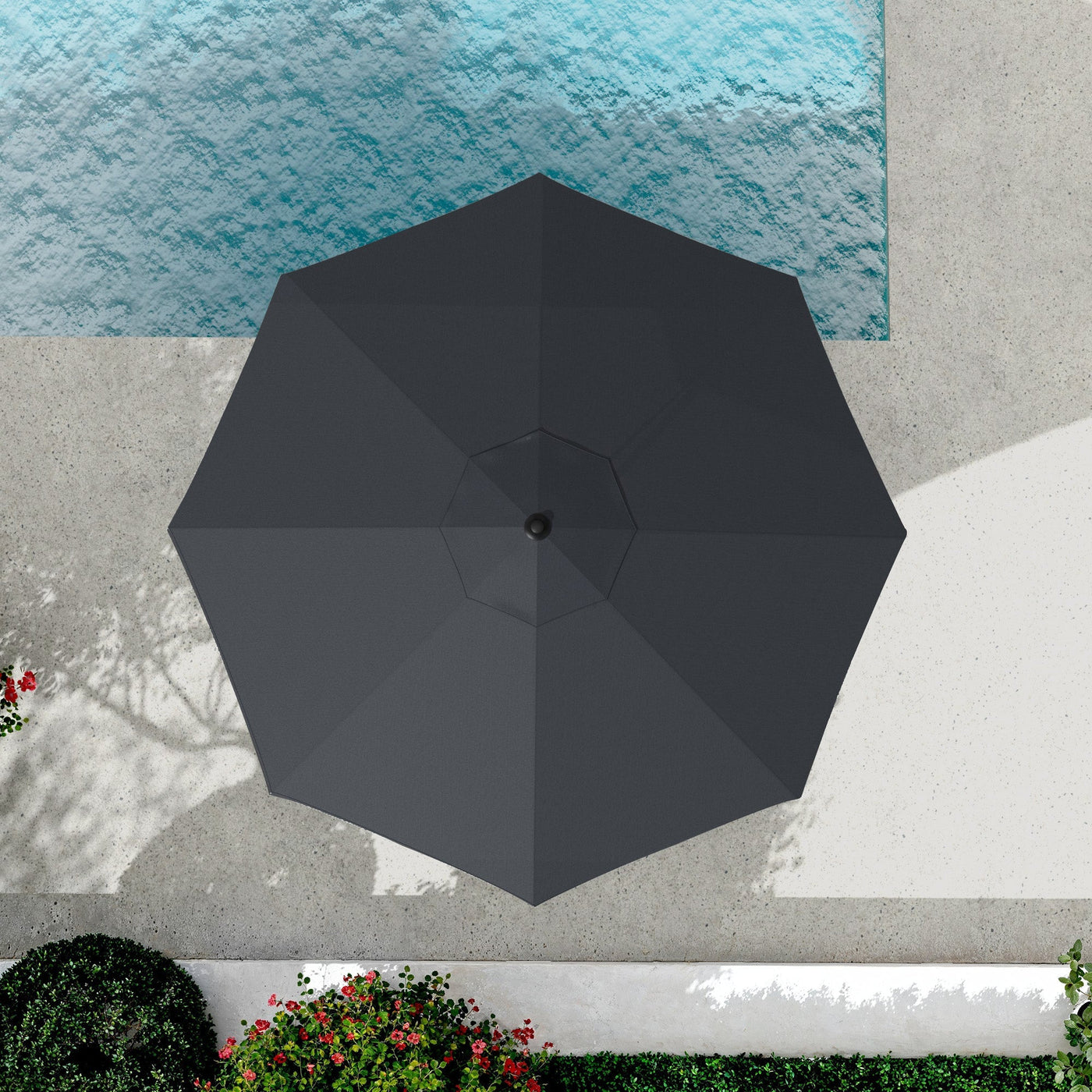 Parasol rond Yucatan gris de 3,5 m de diamètre, parasol et voile d'ombrage de la marque Meublot, posé sur une terrasse.