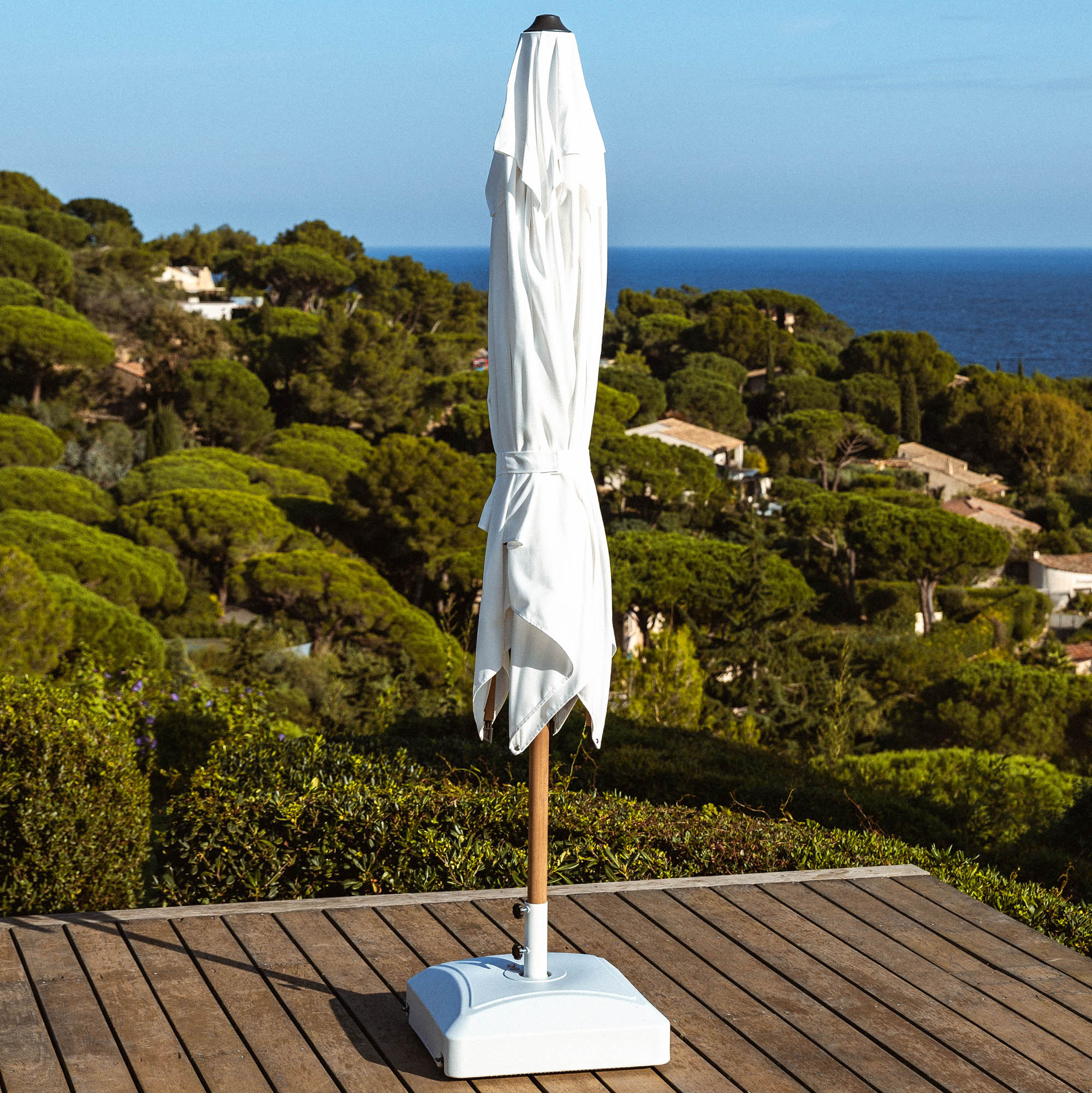 Parasol rond Yucatan blanc en bois, parasol d'ombrage Meublot, grand diamètre pour espace extérieur.