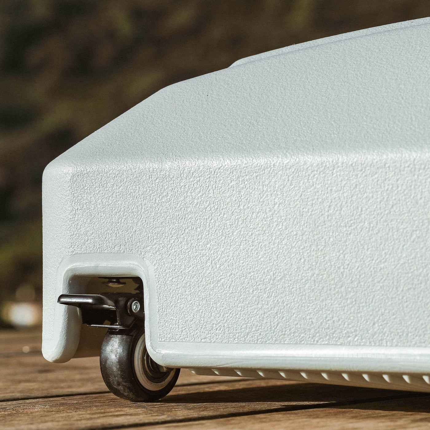 Dalle de pied de parasol blanc 35L, 55 x 55 cm de la marque Meublot, conçue pour stabiliser un parasol.