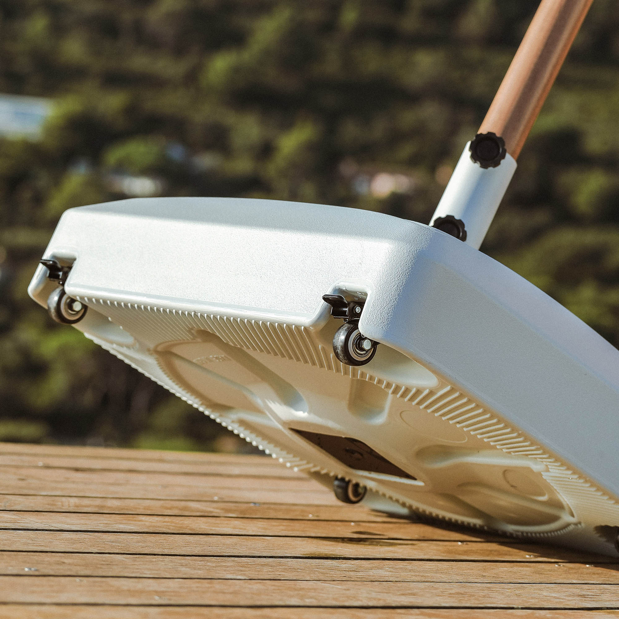 Dalle de pied de parasol blanc Meublot 55x55cm, capacité de 35L, pour stabiliser un parasol extérieur.