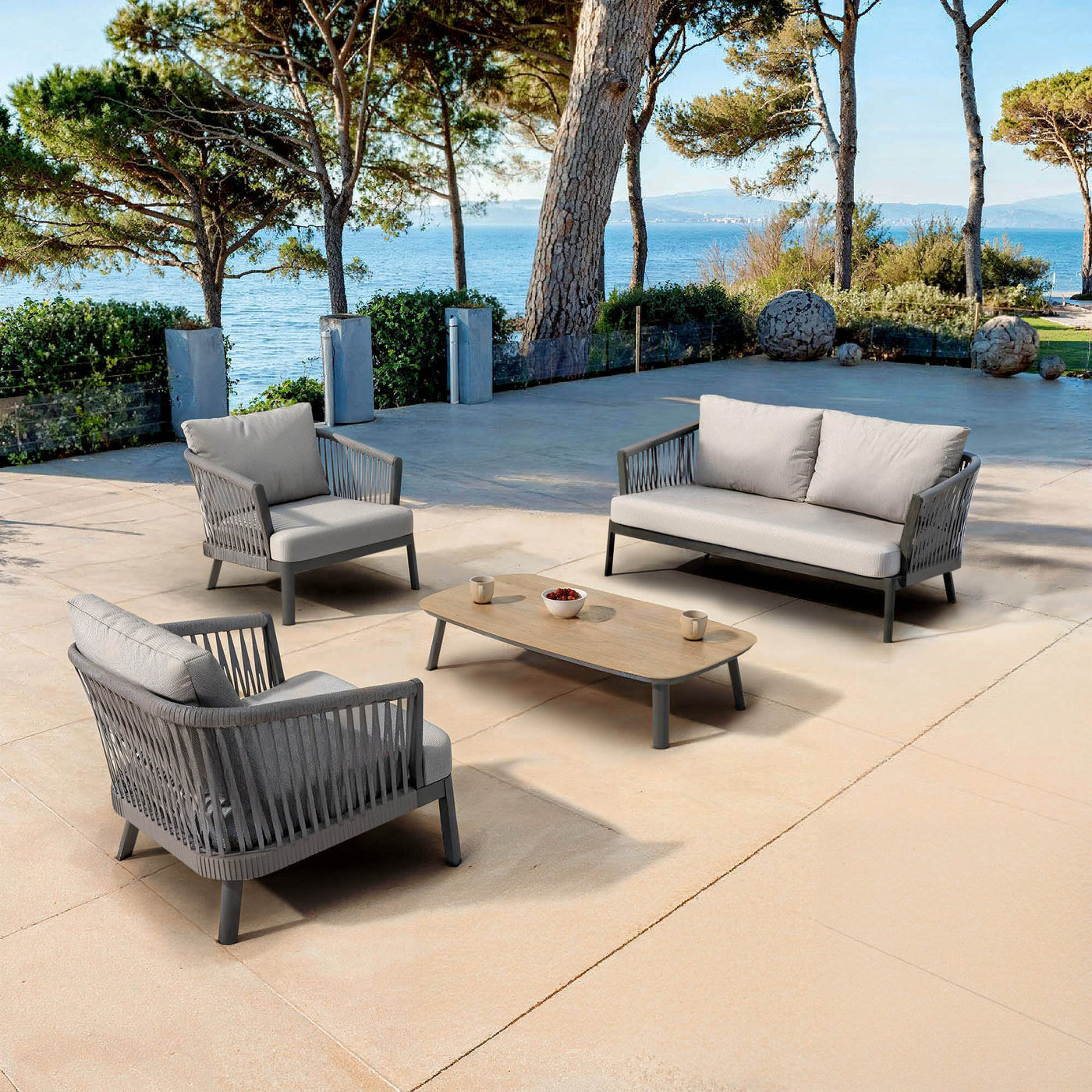 Salon de jardin Amalfi 4 places de Meublot avec table anthracite et fauteuils gris nuage, ensemble extérieur élégant.