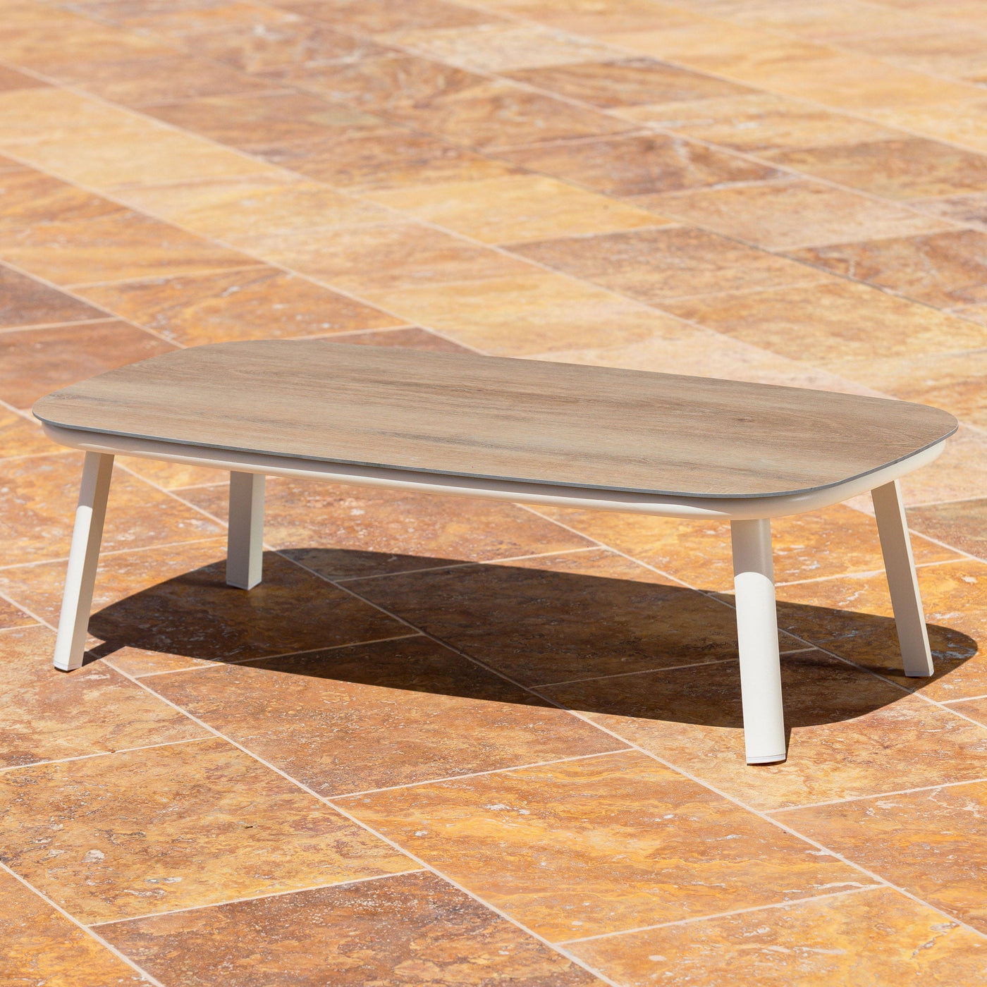 Salon de jardin Amalfi Meublot pour 4 personnes avec table en fibre naturelle et chaises assorties, idéal pour l’extérieur.