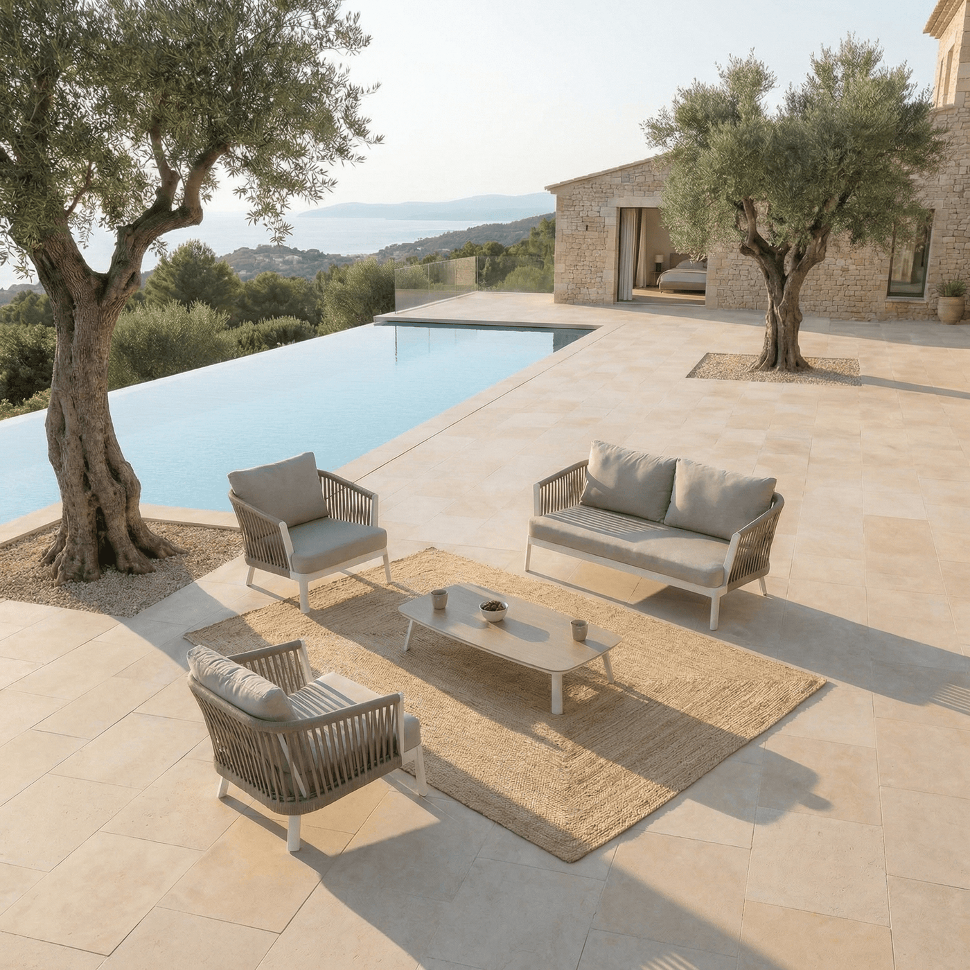 Table et chaises de jardin Amalfi 4 places de Meublot avec coussins en tissu résistant, design élégant pour extérieur.