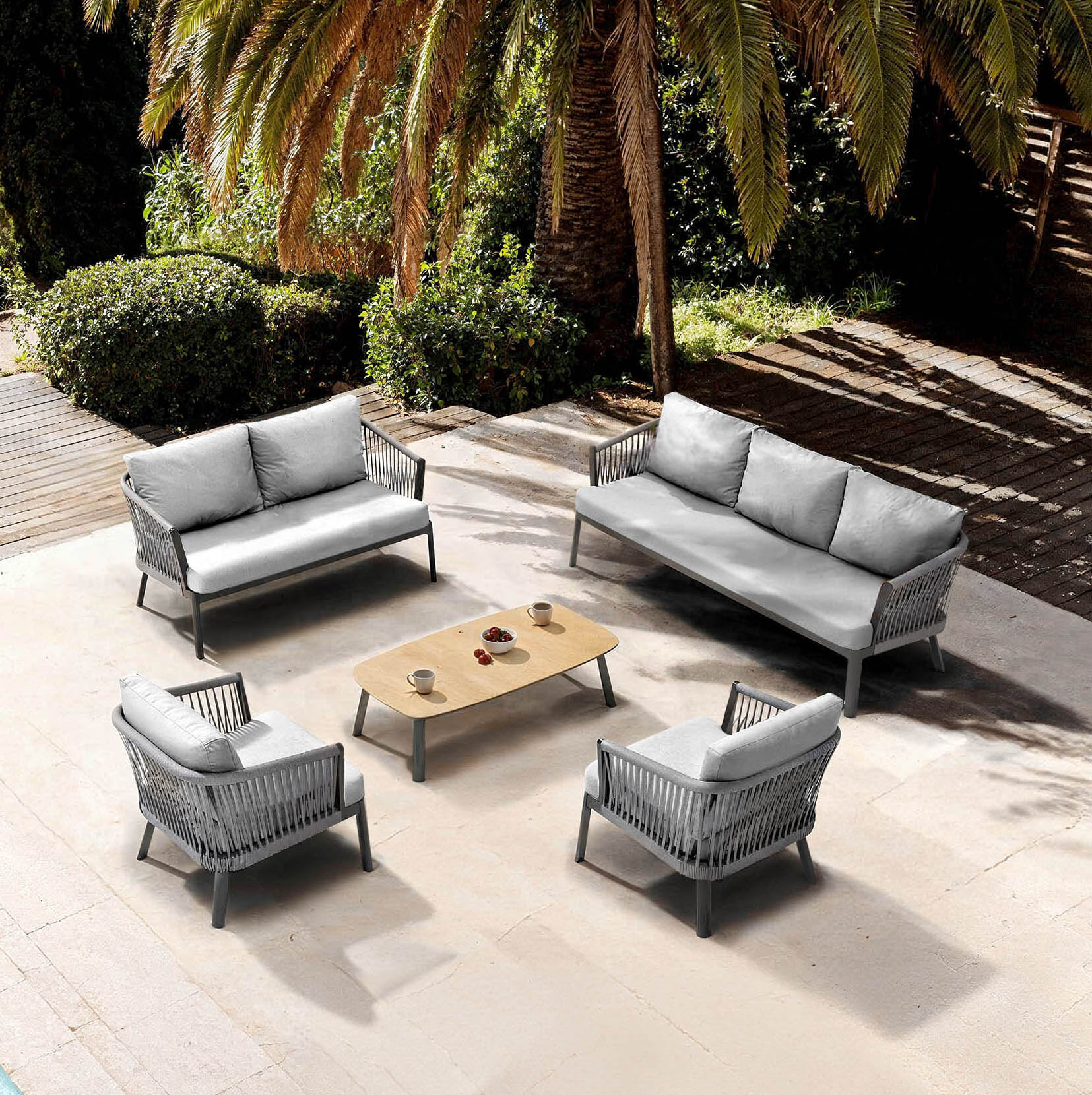 Salon de jardin Amalfi 7 places de Meublot avec table anthracite et fauteuils gris nuage, design moderne et élégant.