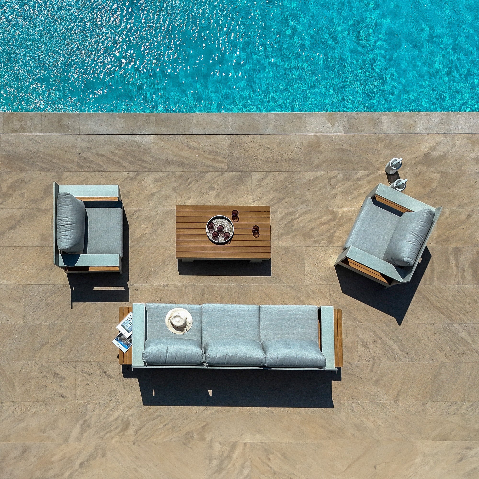 Salon de jardin Antibes 5 places de Meublot, ensemble extérieur avec table et chaises en bois et métal, style moderne.