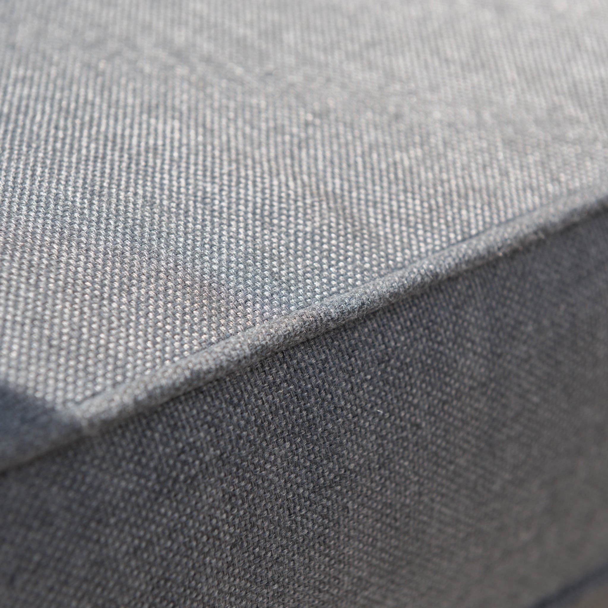 Salon de jardin Bali 5 places de la marque Meublot avec coussins confortables, vue détaillée du mobilier extérieur élégant.