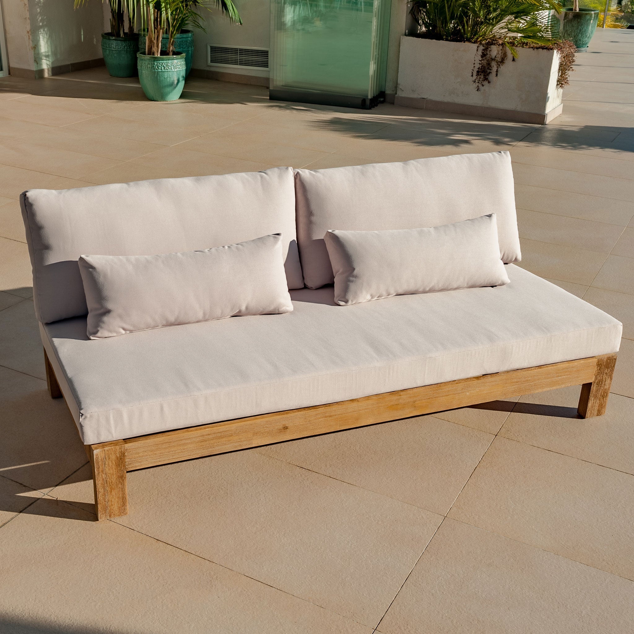 Canapé 2 places du salon de jardin Bornéo de Meublot, mobilier extérieur avec coussins confortables.