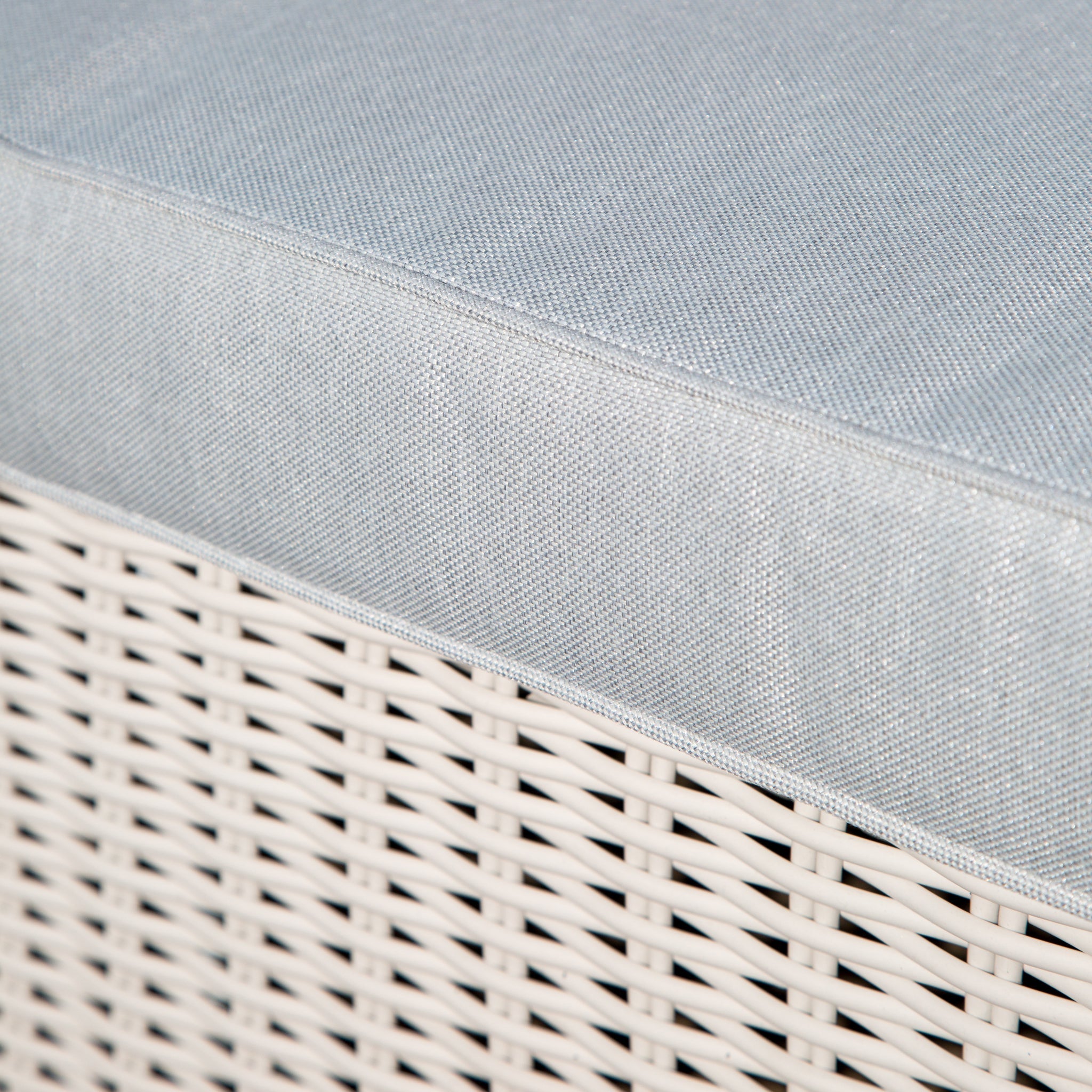 Salon de jardin Calvi Meublot pour 4 personnes avec table et chaises en bois, idéal pour extérieur.