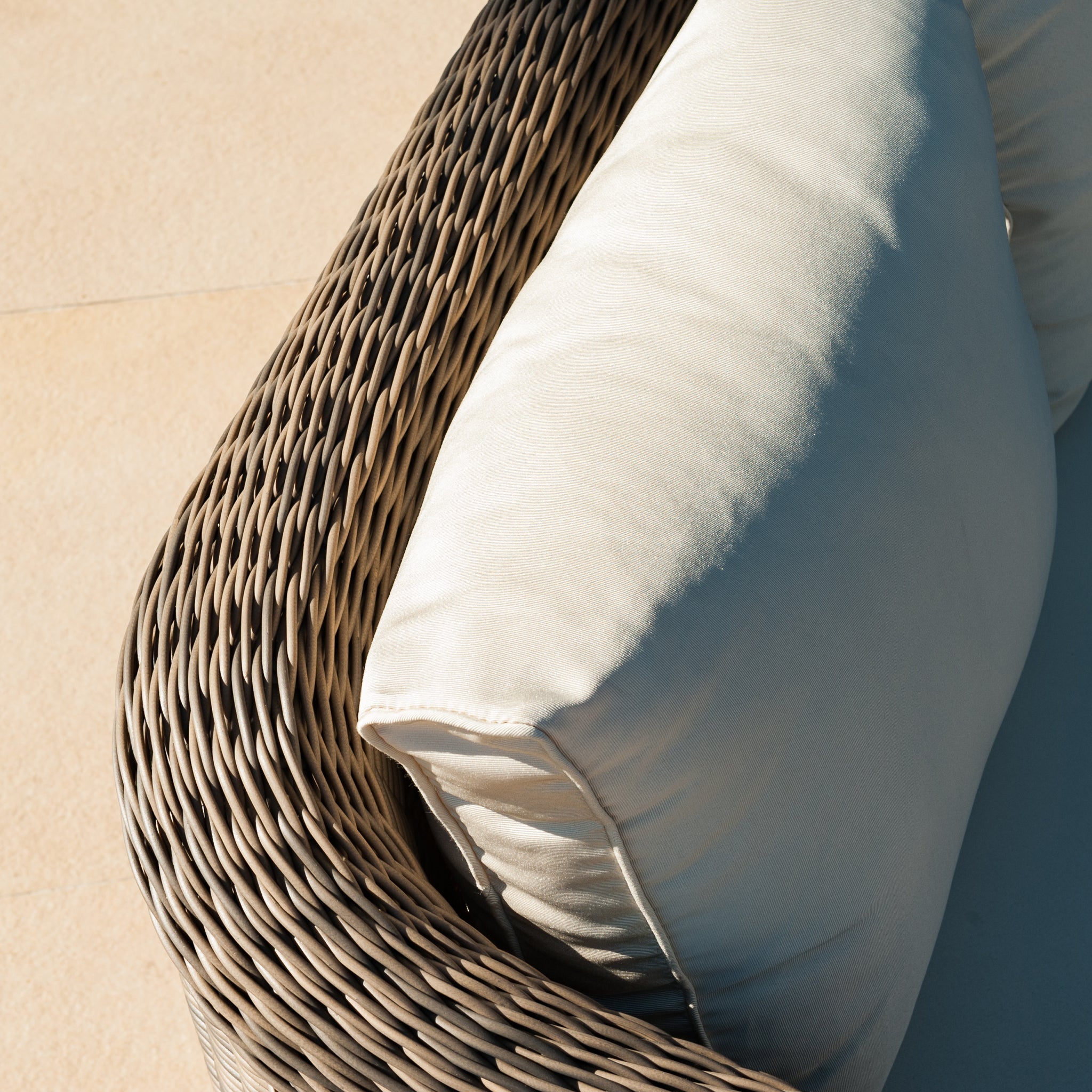 Fauteuil de salon de jardin Calvi 5 places Meublot, détails du mobilier en bois et tissu beige pour extérieur convivial.