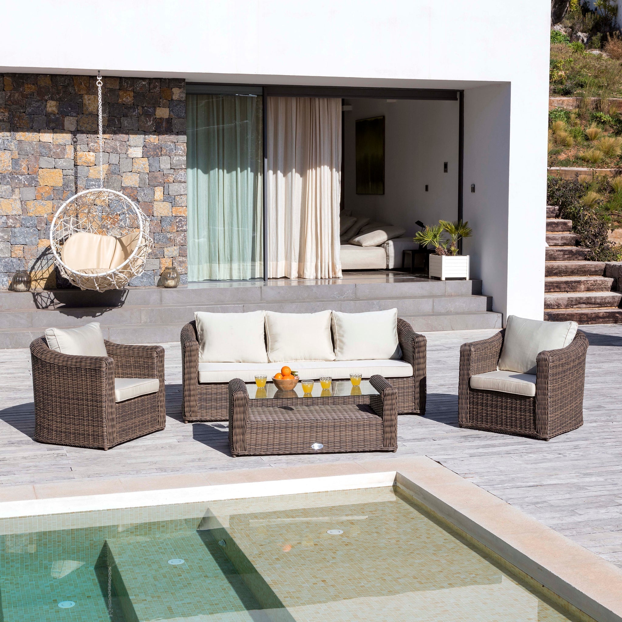 Salon de jardin Calvi Meublot pour 5 personnes avec table et chaises en rotin tressé, style élégant et moderne.