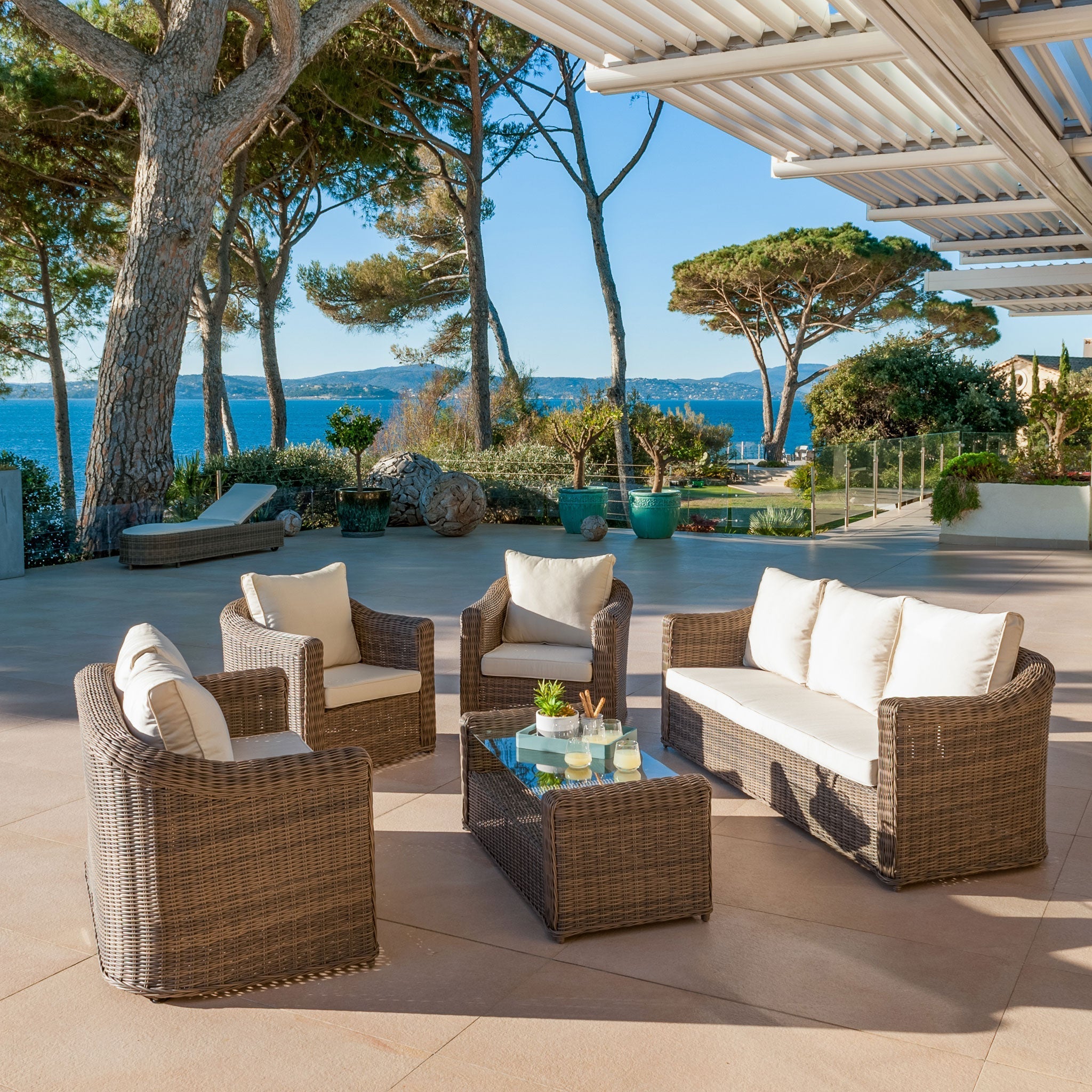 Salon de jardin Calvi 7 places de la marque Meublot, avec table et chaises en bois dans un style élégant et confortable.