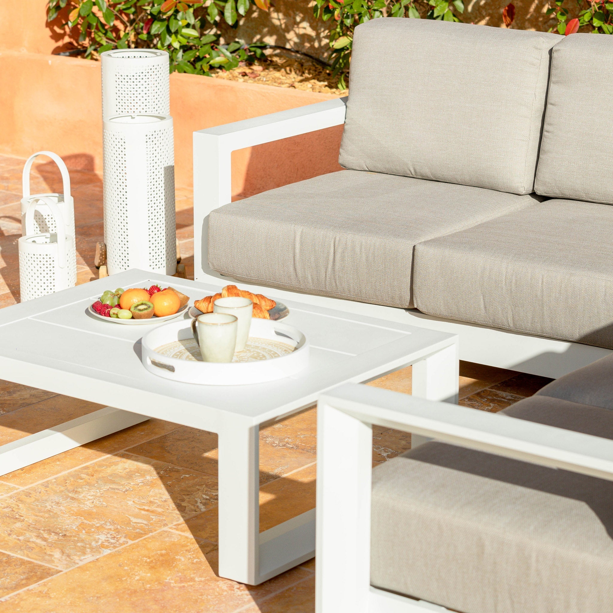 Salon de jardin d'angle Elba 5 places de Meublot avec coussins blancs, mobilier extérieur élégant pour espace extérieur.