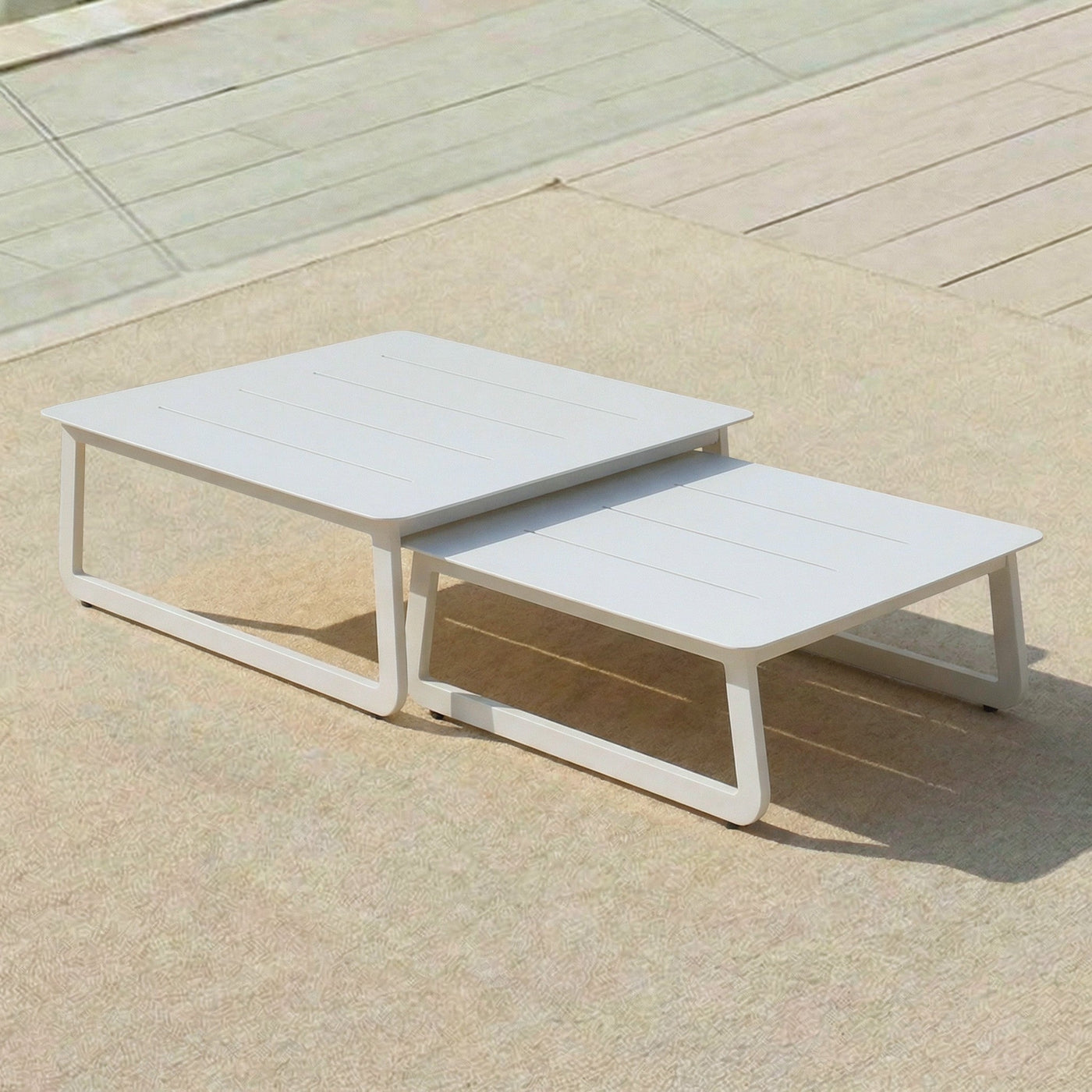 Salon de jardin d'angle Long Beach pour 5 places avec deux tables blanches, mobilier extérieur élégant de la marque Meublot.