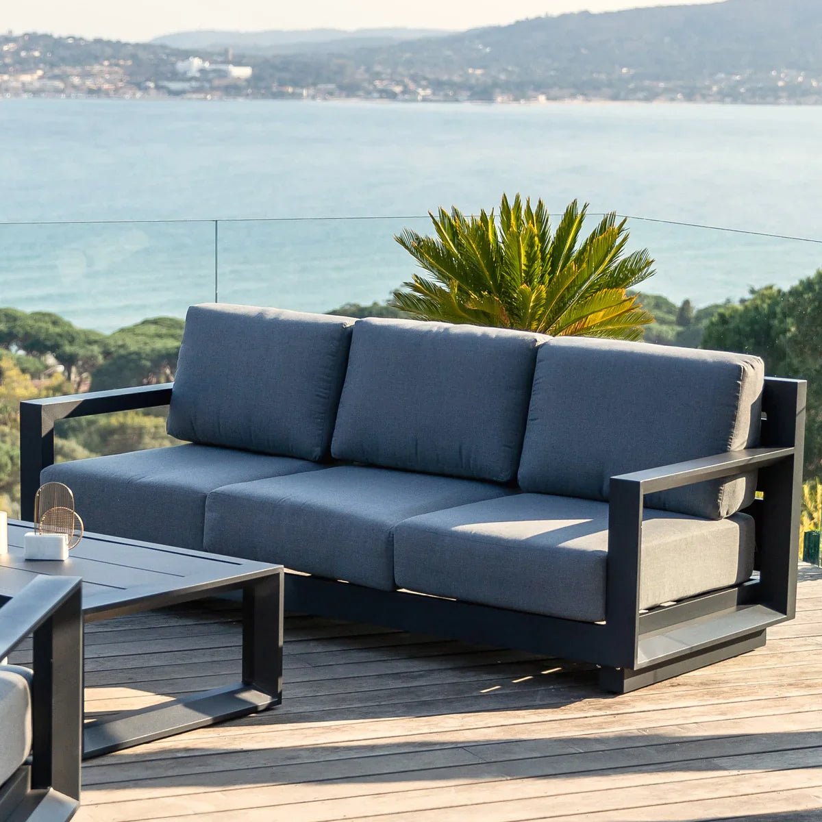 Canapé 3 places du salon de jardin Elba de Meublot, mobilier extérieur en résine tressée pour espace extérieur élégant.