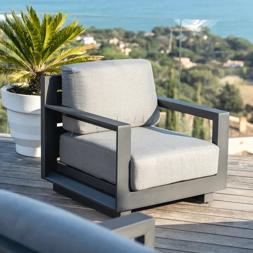 Table de jardin Elba 7 places de Meublot avec chaises anthracite pour extérieur, en bois et métal robuste.