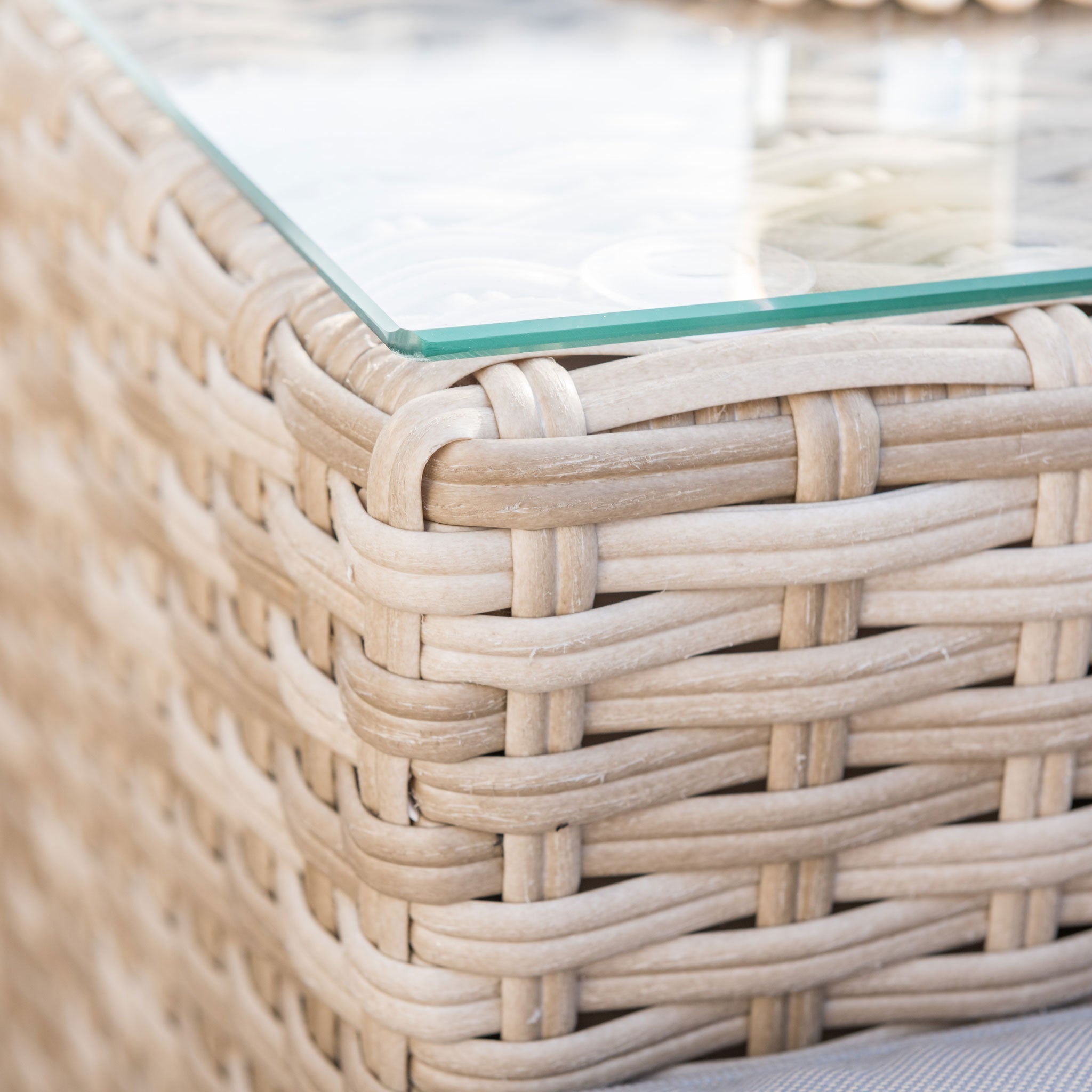 Salon de jardin encastrable Menorca pour 4 personnes, table et chaises en bois dans une finition sépia, conçu par Test Meublot.