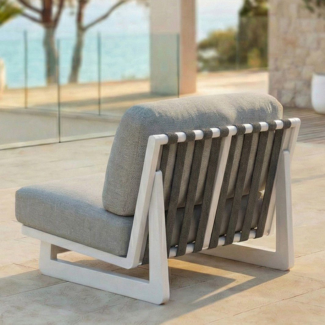 Salon de jardin Long Beach 2 places de la marque Meublot, avec coussins et structure en métal, idéal pour l'extérieur.