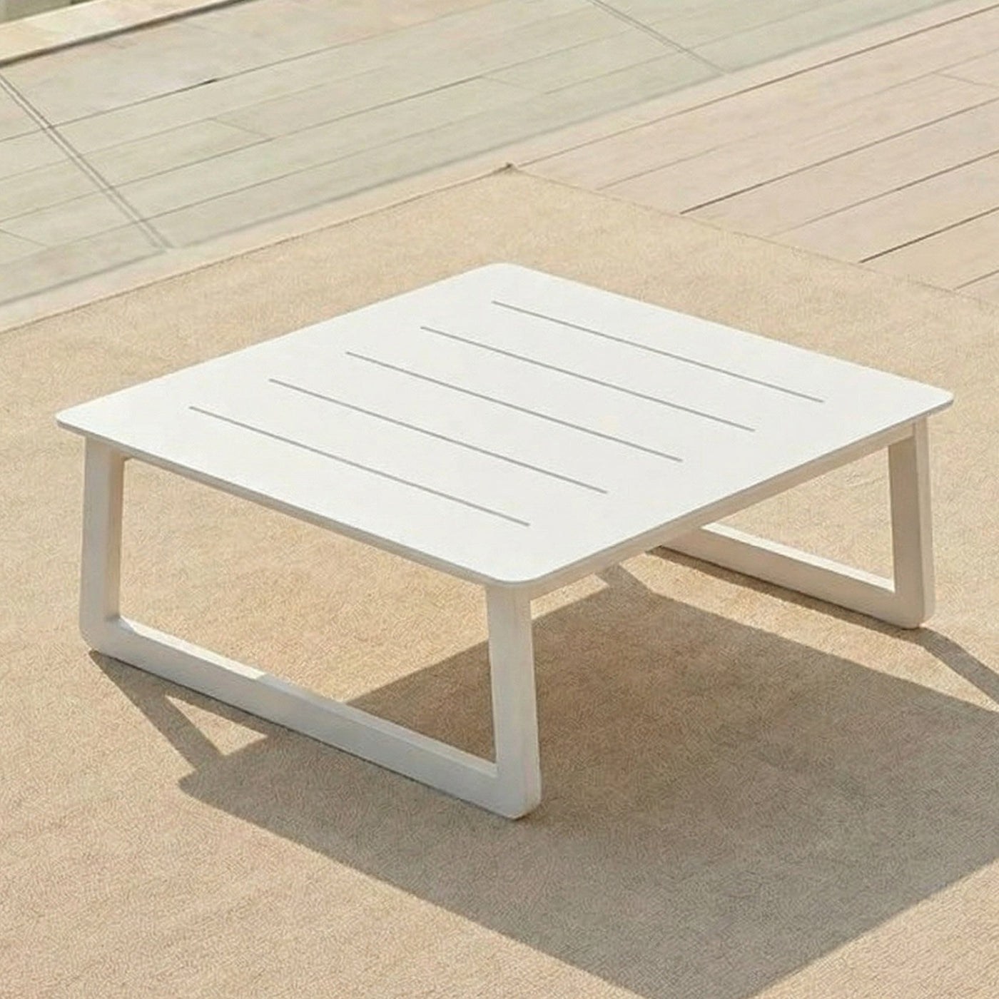 Table de salon de jardin Long Beach 2 places de couleur blanche, design moderne, pour espace extérieur, de la marque Meublot.