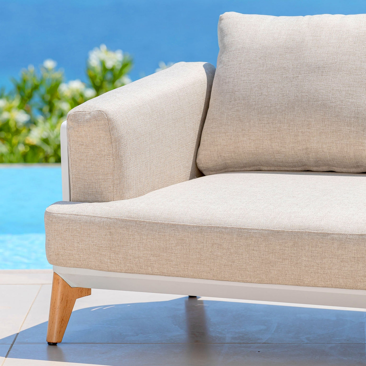 Salon de jardin Monte Carlo 5 places de Meublot avec ensemble de table et chaises en blanc, idéal pour l'extérieur.