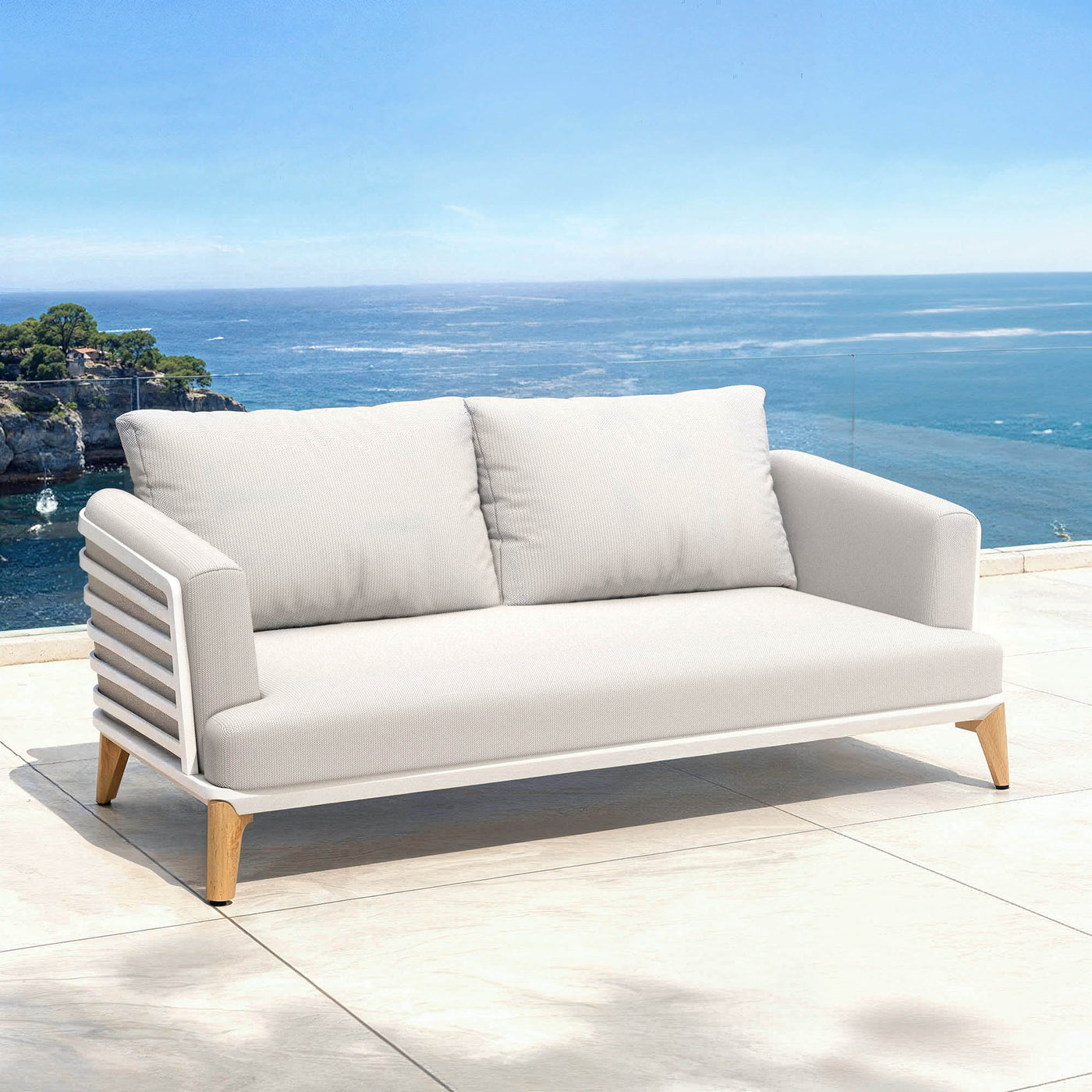 Canapé de salon de jardin Monte Carlo pour 5 places, avec coussins blancs et gris nuage, de la marque Meublot.