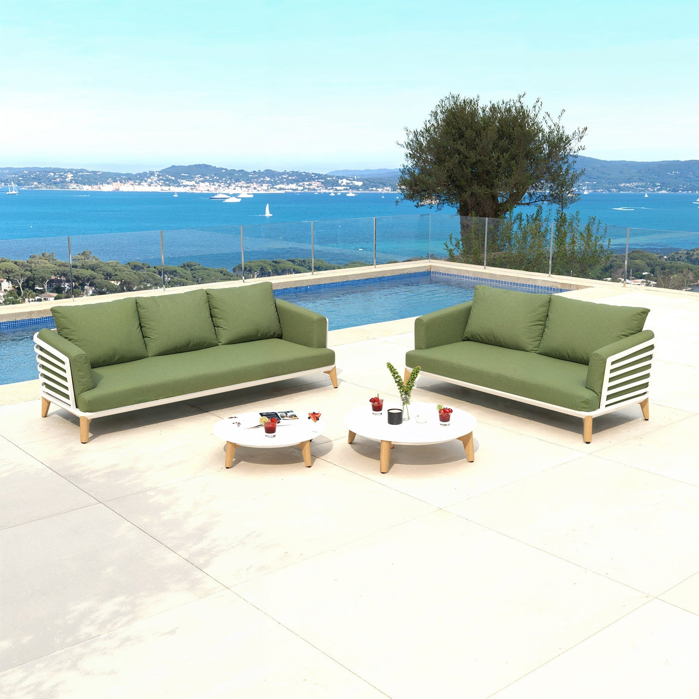 Salon de jardin Monte Carlo 5 places de Meublot avec table et chaises en blanc et vert, idéal pour extérieur.