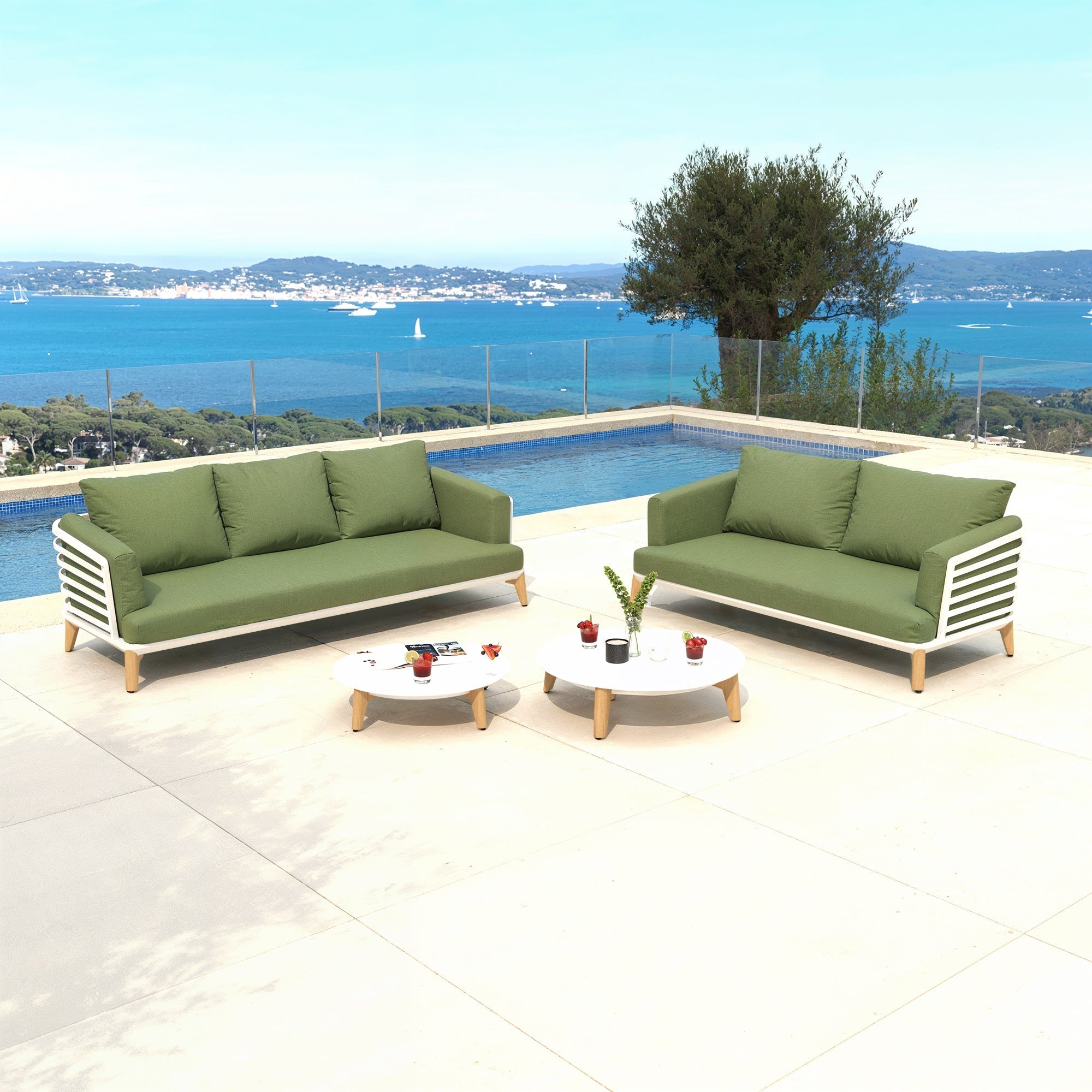 Salon de jardin Monte Carlo 5 places de Meublot avec table et chaises en blanc et vert, idéal pour extérieur.