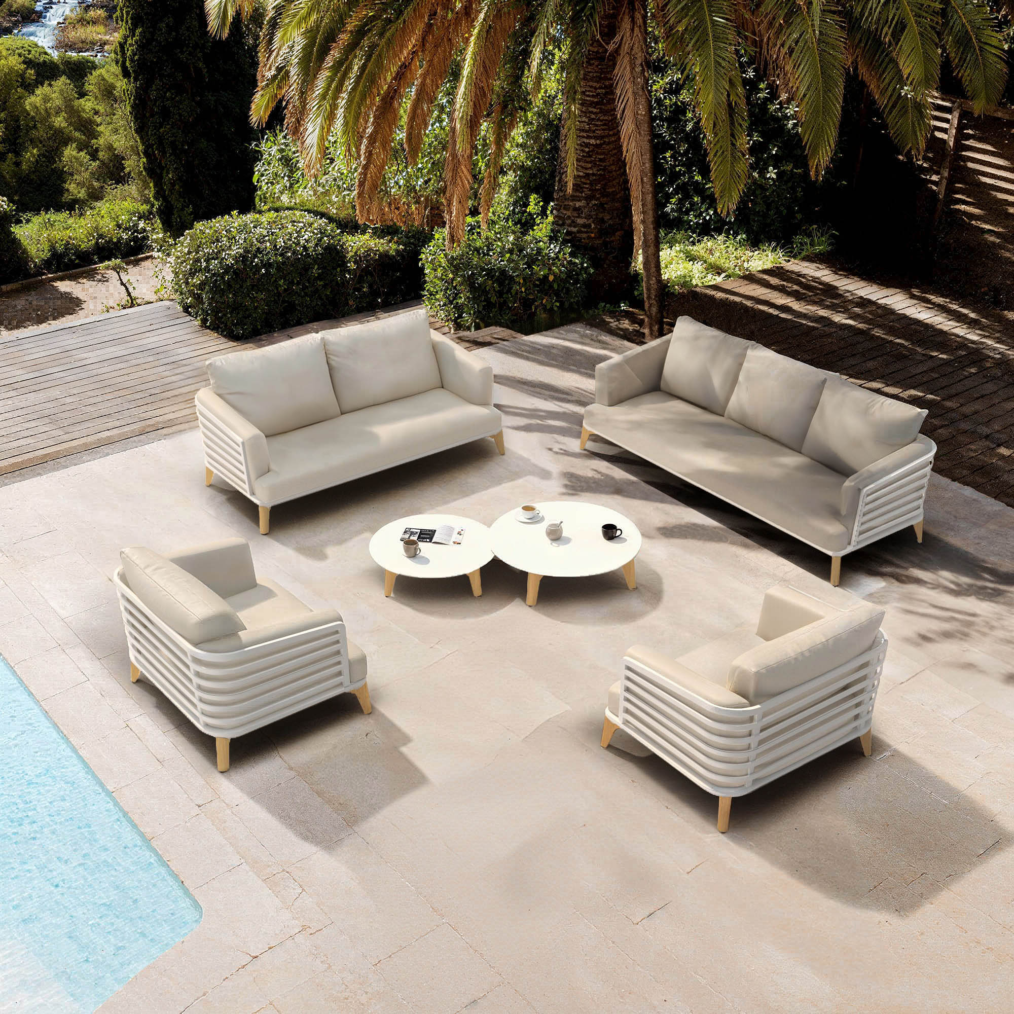 Salon de jardin Monte Carlo 7 places de Meublot avec cadre en blanc et coussins beige, idéal pour l'extérieur.