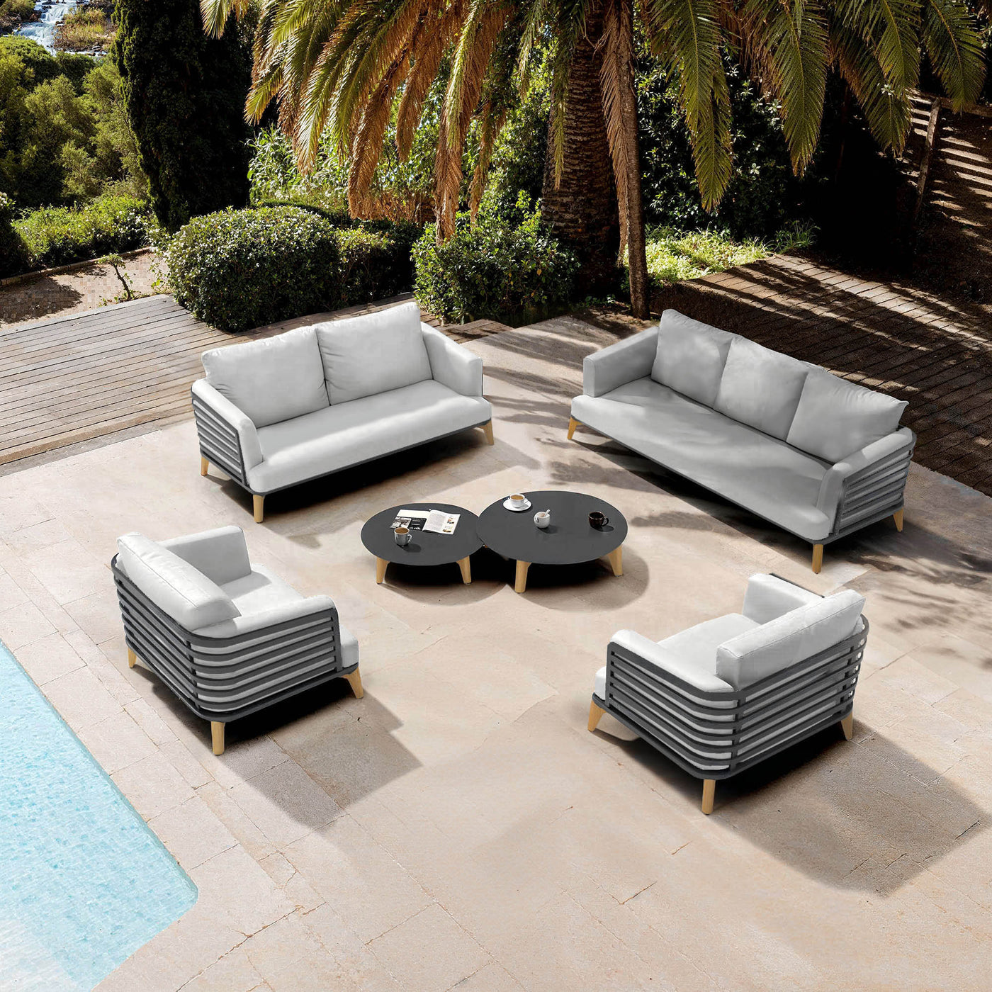 Salon de jardin Monte Carlo 7 places de Meublot, cadre en anthracite et coussins gris nuage, table et fauteuils élégants.