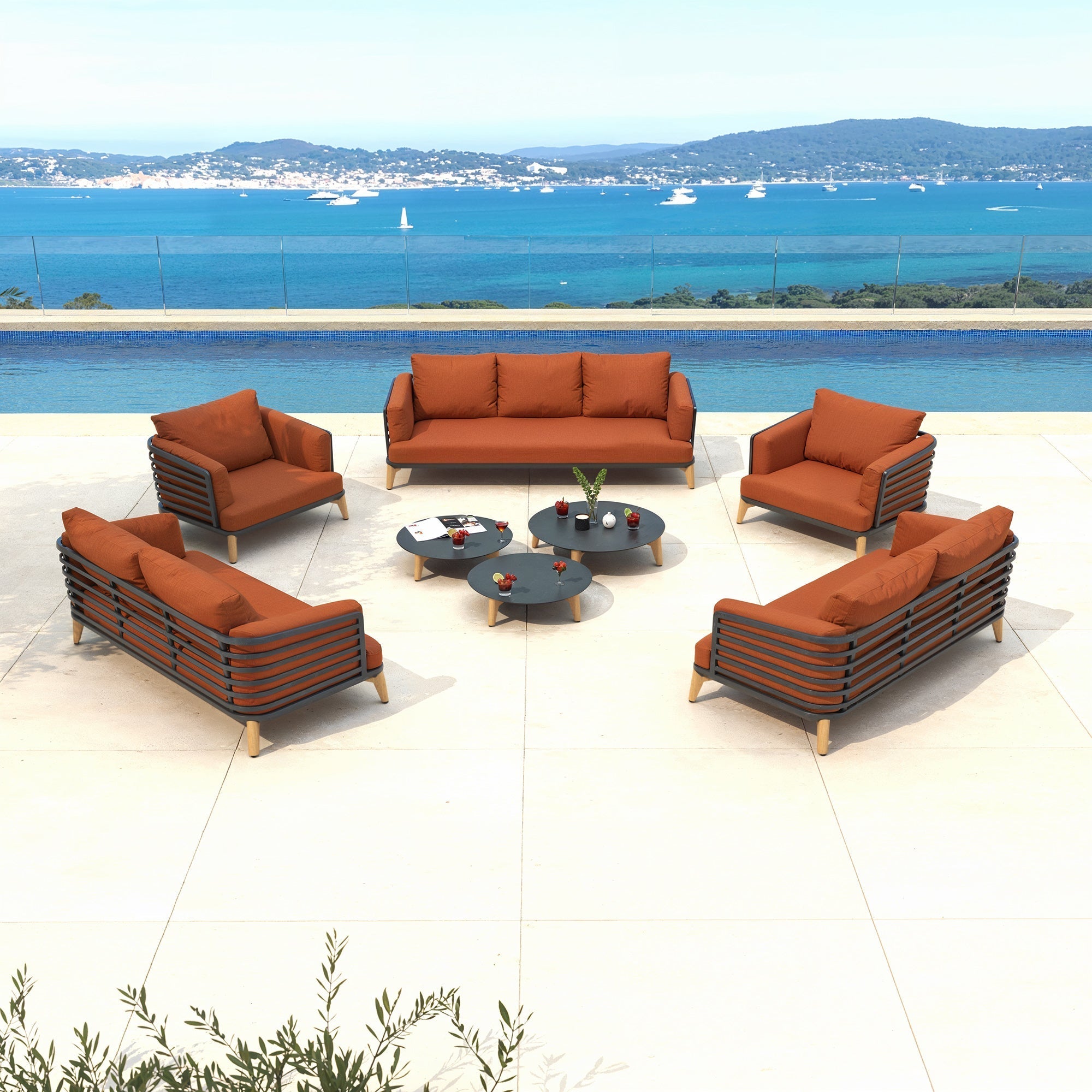 Salon de jardin Monte Carlo 9 places de Meublot avec table en anthracite et coussins rouges, idéal pour l'extérieur.