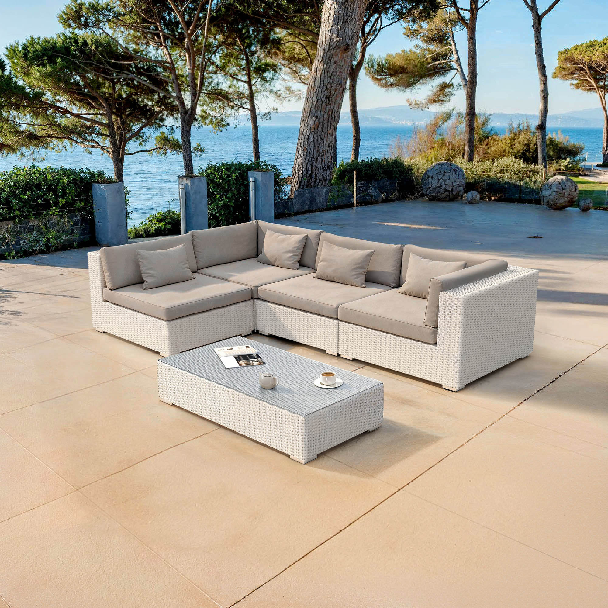 Salon de jardin Palma Meublot pour 4 personnes avec coussins taupe et structure blanche, idéal pour l'extérieur.