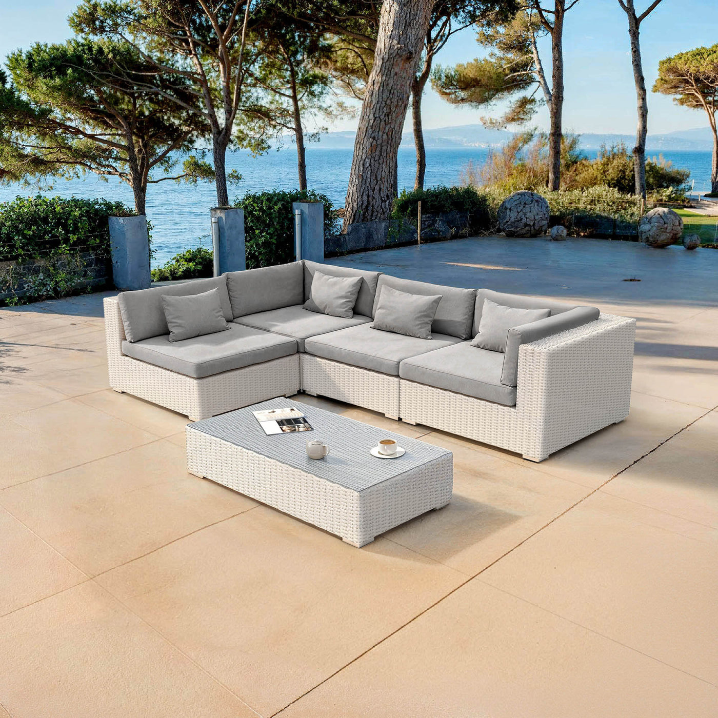 Salon de jardin Palma pour 4 personnes de Meublot, ensemble de meubles en blanc et gris avec table et sièges confortables.