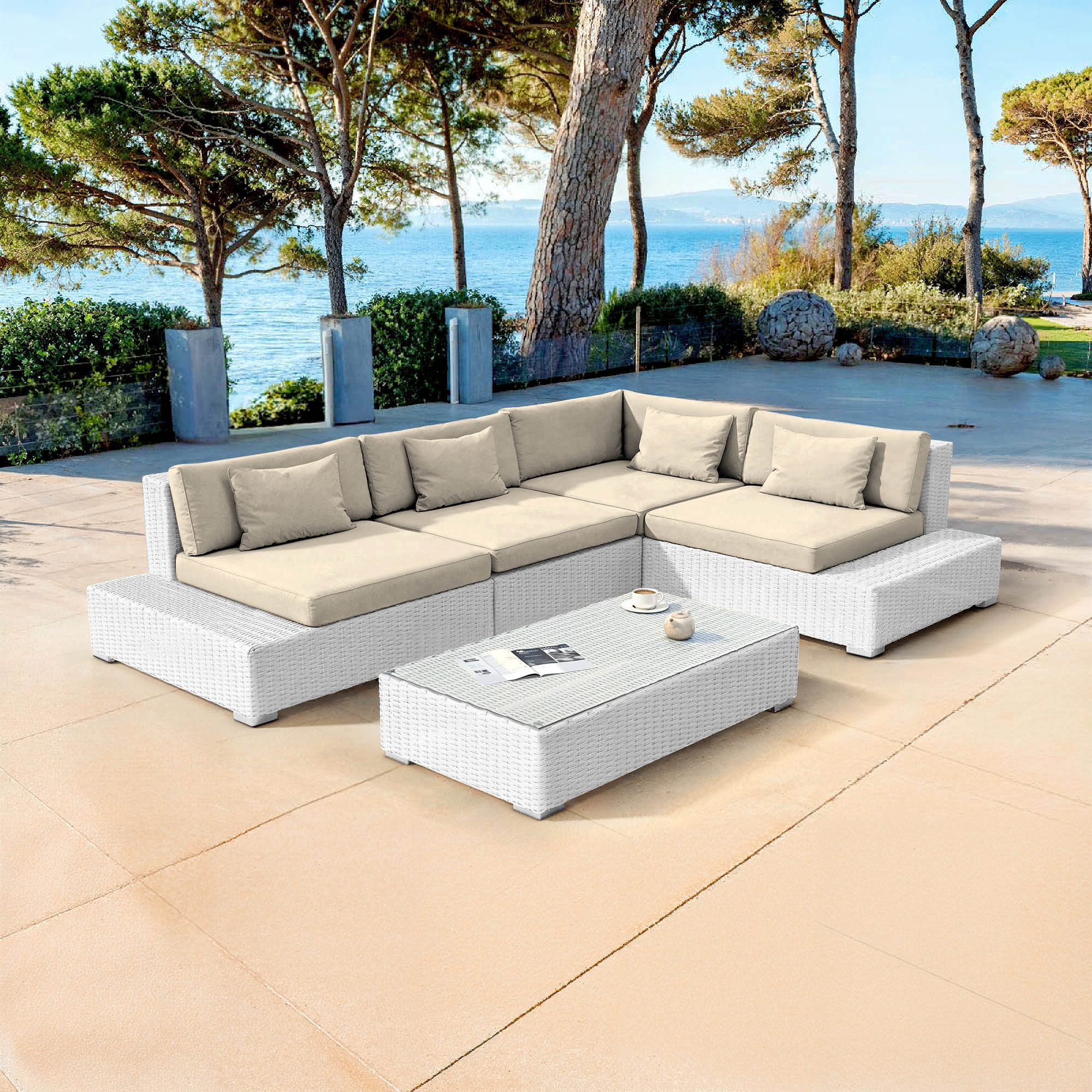 Salon de jardin Palma 5 places de Meublot avec cadre blanc et beige, ensemble complet pour extérieur.