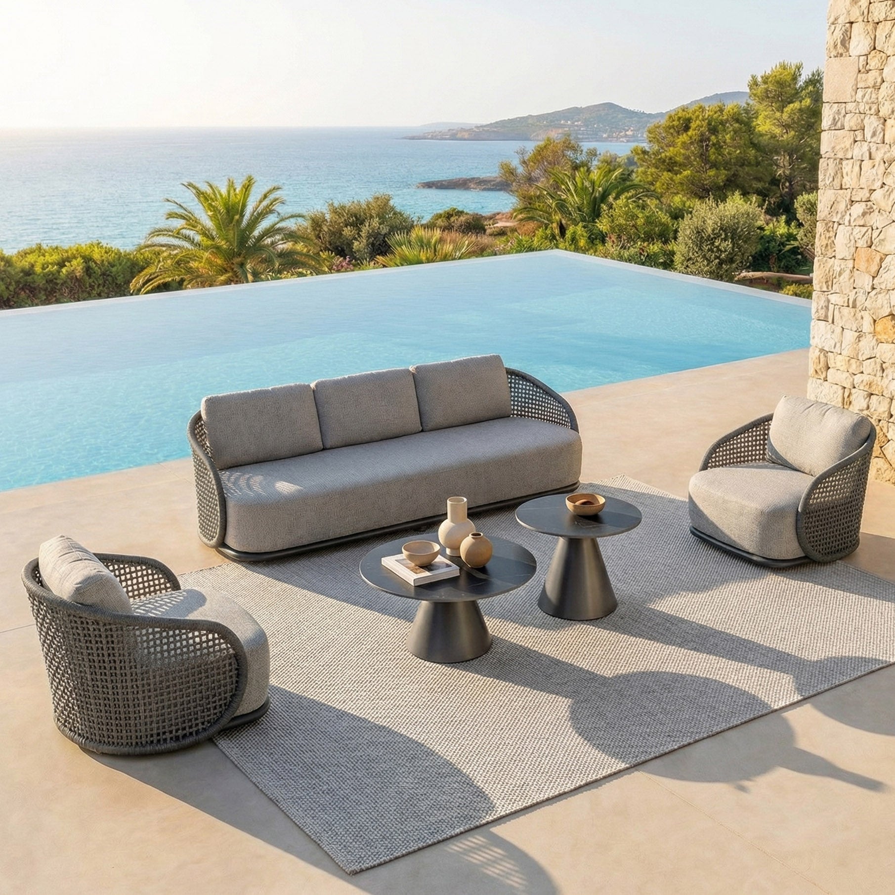 Salon de jardin Riviera 5 places de Meublot, canapé anthracite avec coussins, mobilier extérieur élégant et moderne.