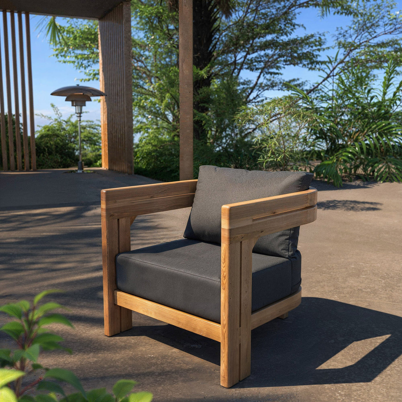 Fauteuil gris du salon de jardin Zanzibar 4 places de la marque Meublot, avec coussins et structure en métal.