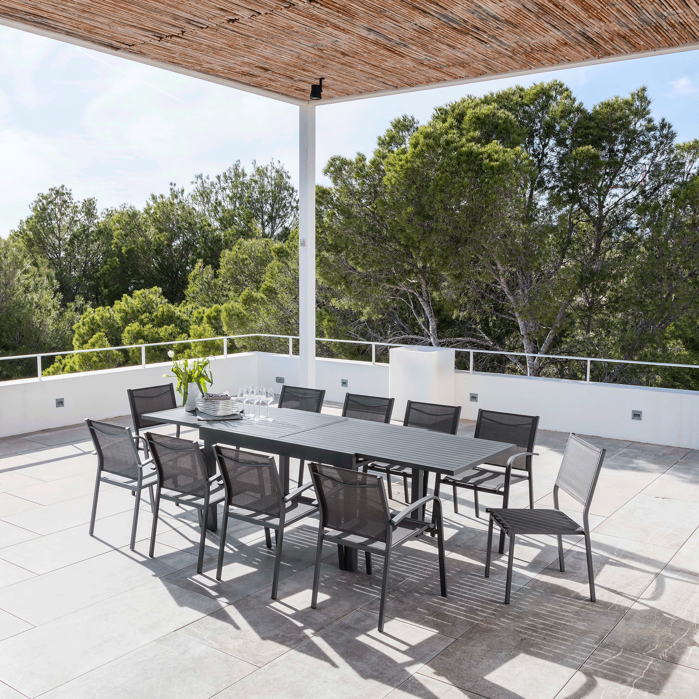 Table de jardin extensible Meublot Murano en aluminium anthracite, grande table pour 10 personnes, 270 x 90 cm.