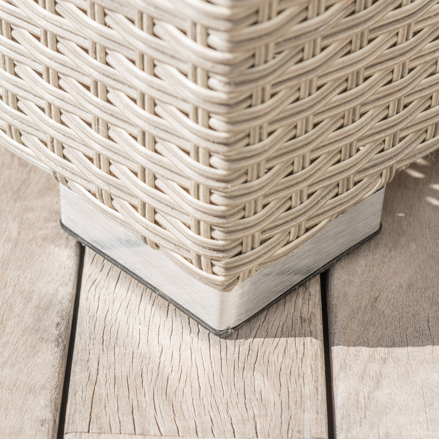 Table basse de jardin carrée Meublot Palma en gris, vue en détail avec surface en bois et structure robuste.