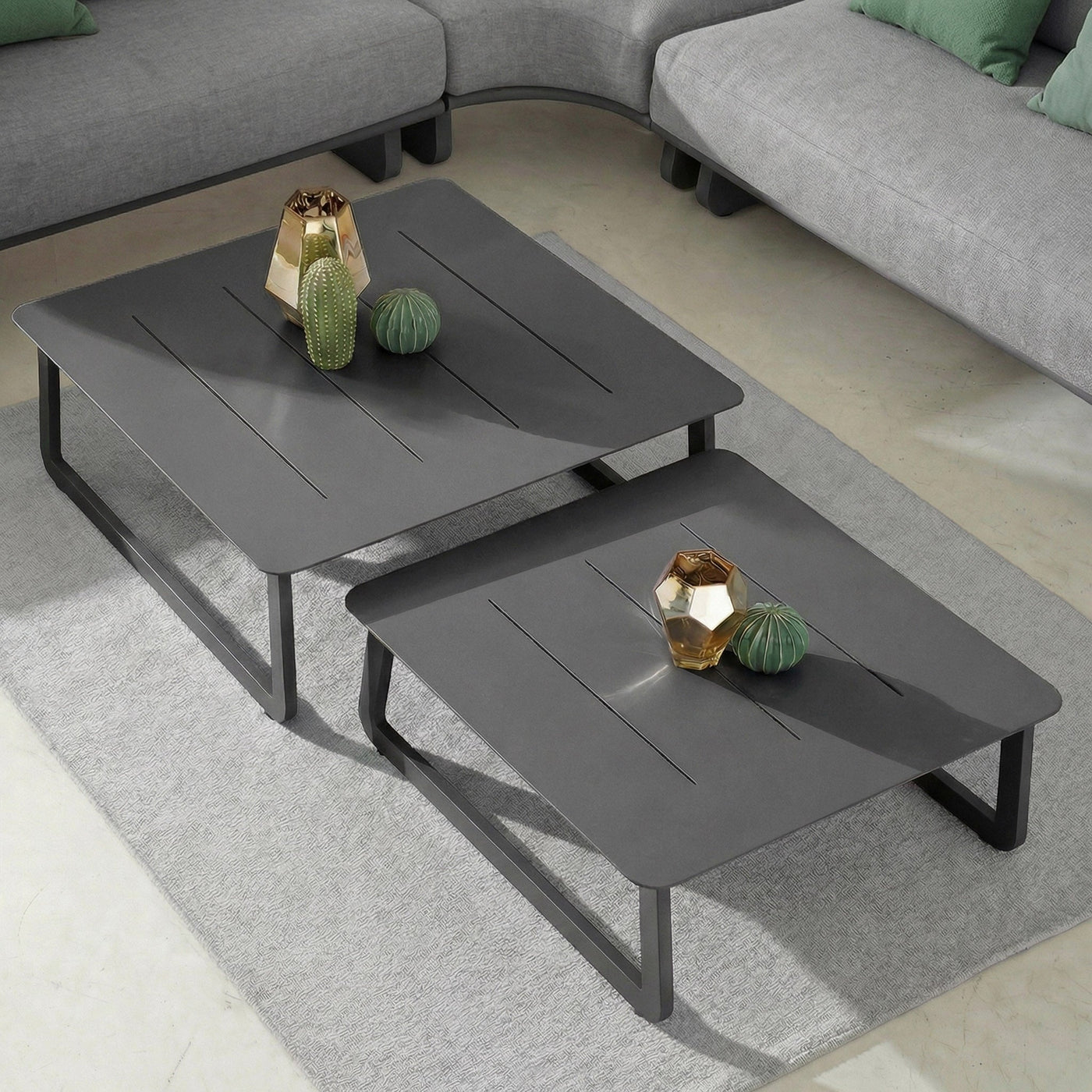 Deux tables basses de jardin Long Beach Meublot en anthracite, 70x70 cm, avec surface en bois synthétique et structure en métal.