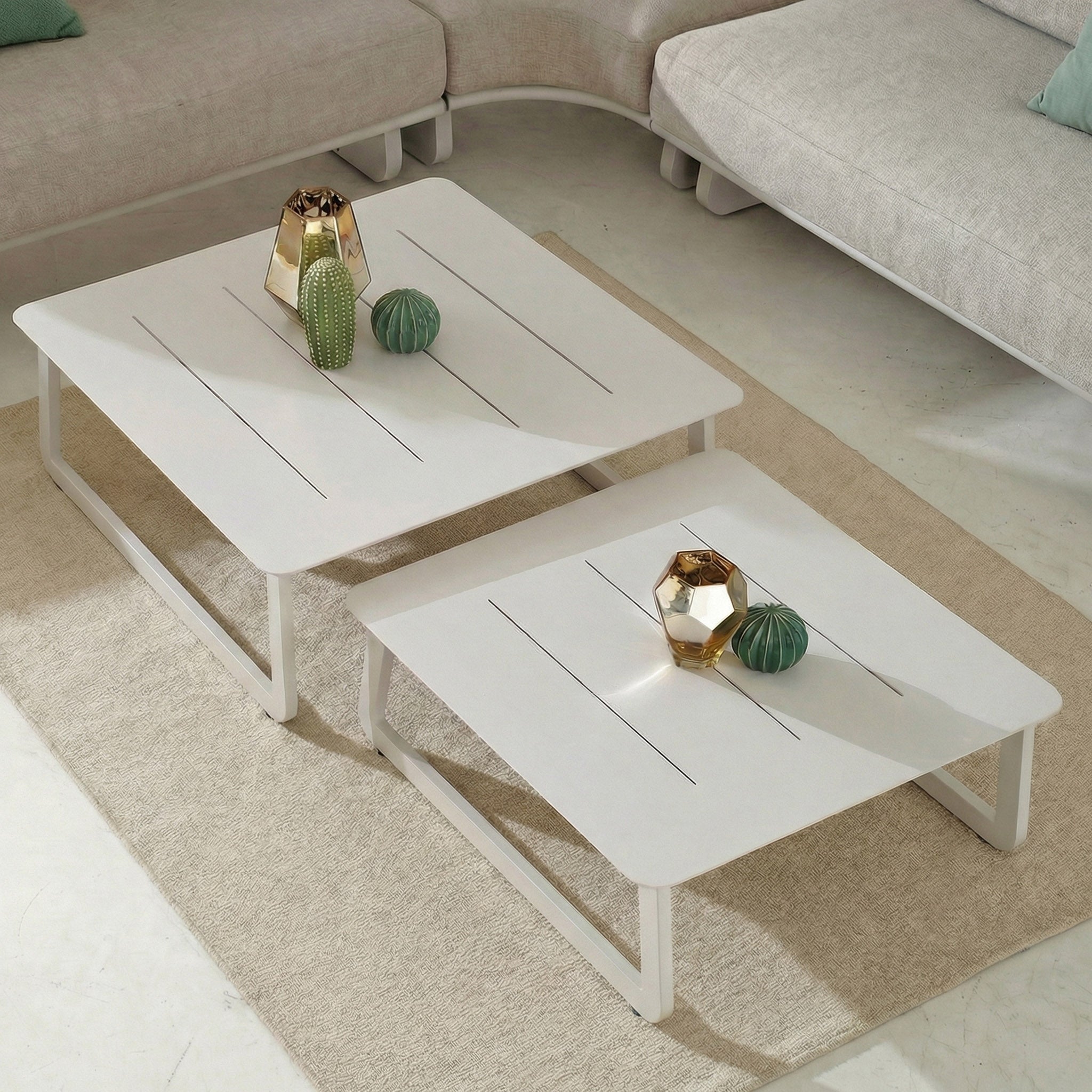 Deux tables basses de jardin blanches Long Beach de Meublot, carrées, 70x70 cm, en bois avec surface lisse.