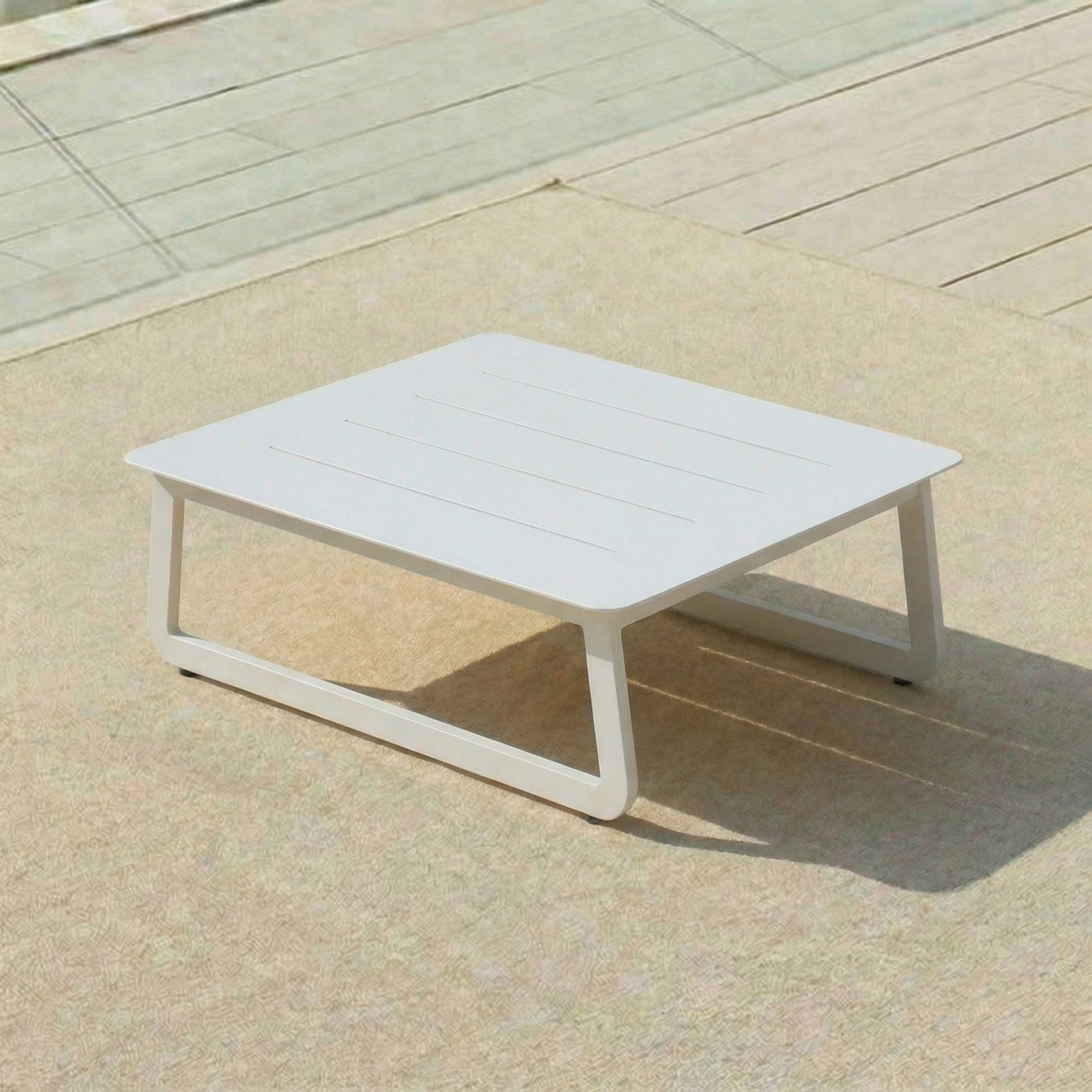 Table basse de jardin Long Beach de Meublot, en blanc, 70x70 cm, avec surface en bois et design moderne pour extérieur.