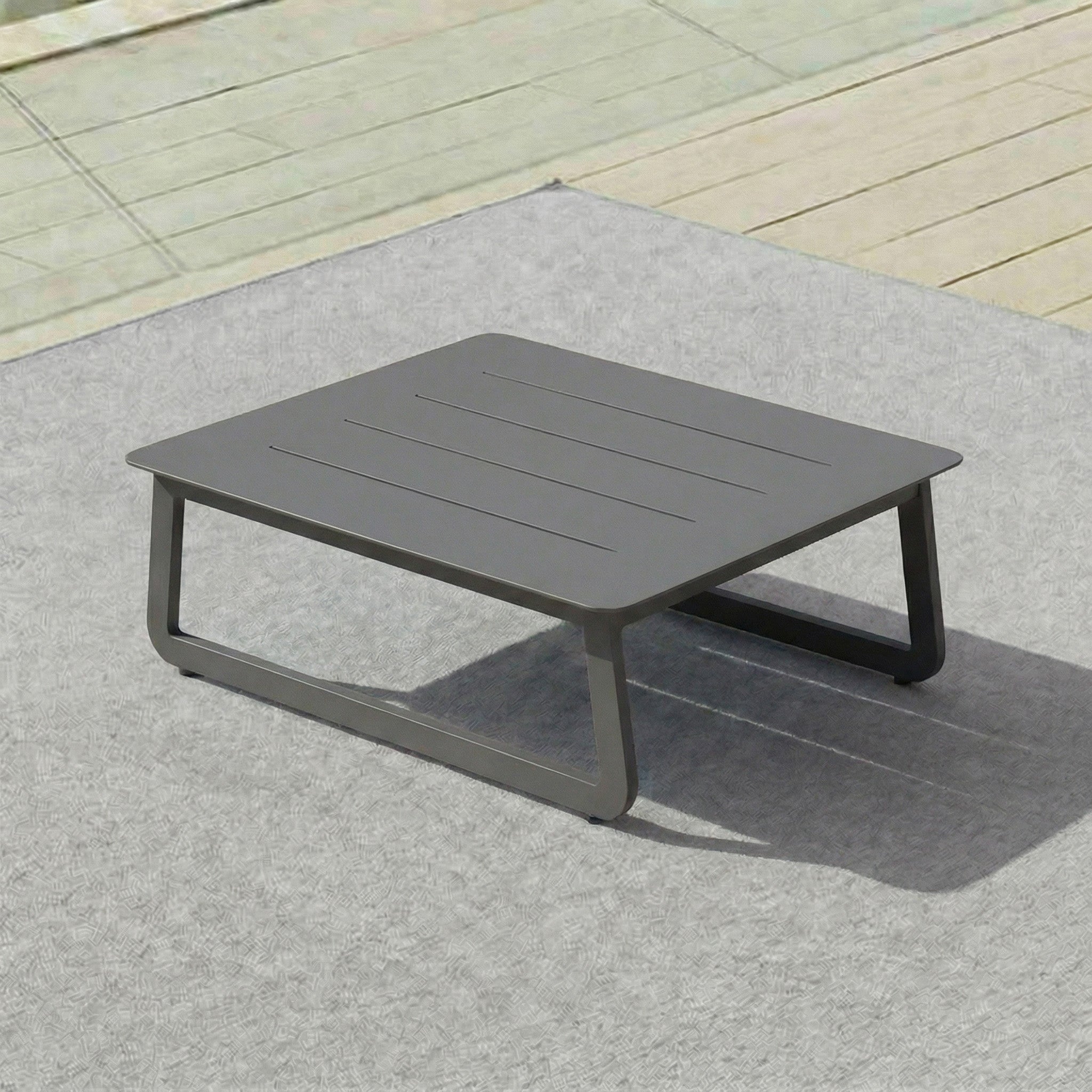 Table basse de jardin Long Beach en gris anthracite de 70x70 cm, design moderne de la marque Meublot.