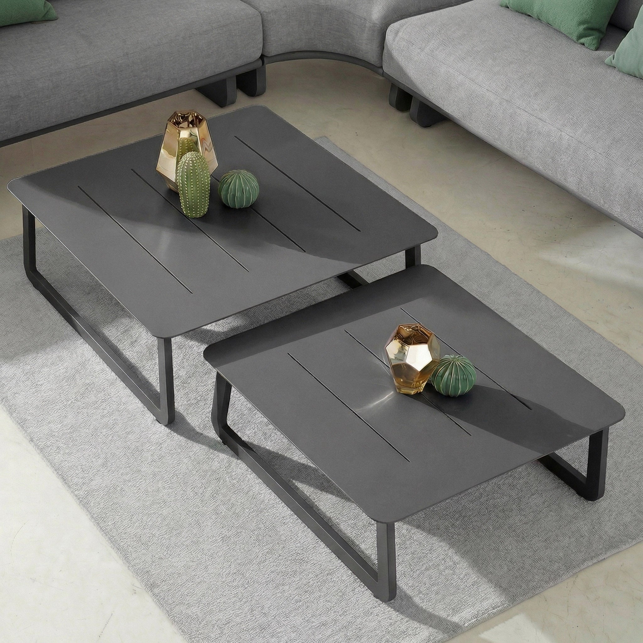 Deux tables basses de jardin Long Beach Meublot en anthracite, 85x85cm, design moderne et élégante pour espace extérieur.