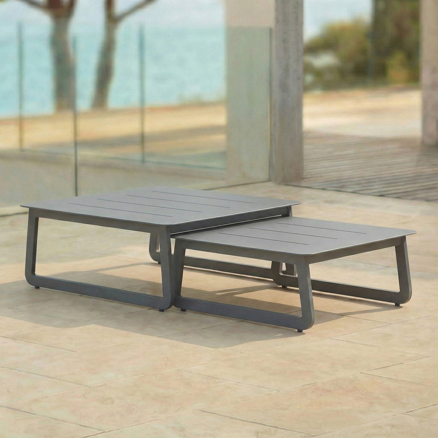 Deux tables basses de jardin Long Beach de Meublot en anthracite, 85x85cm, avec surface en matériau robuste pour extérieur.