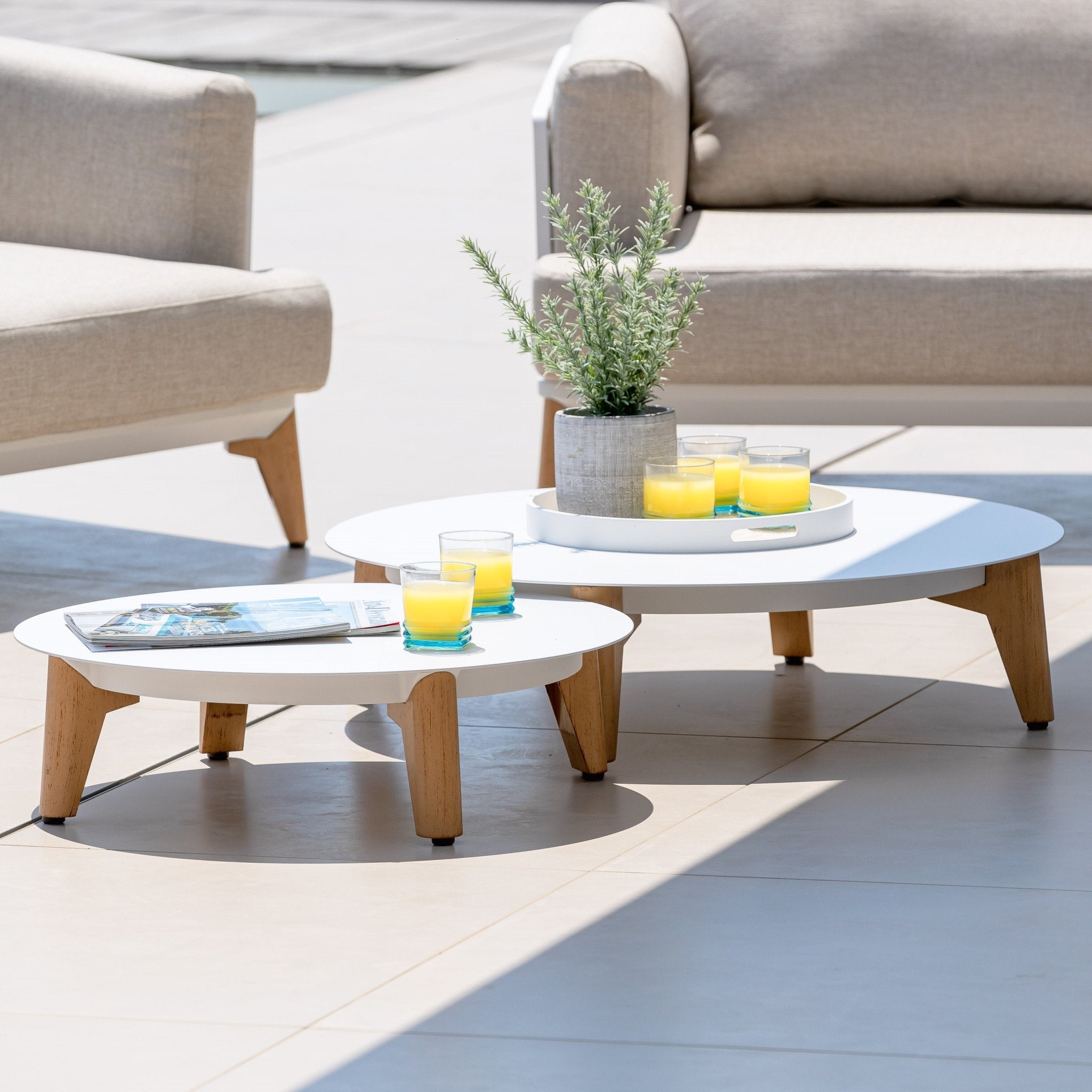 Table basse de jardin Monte Carlo en aluminium, diamètre 68 cm, avec surface lisse pour espace extérieur élégant.