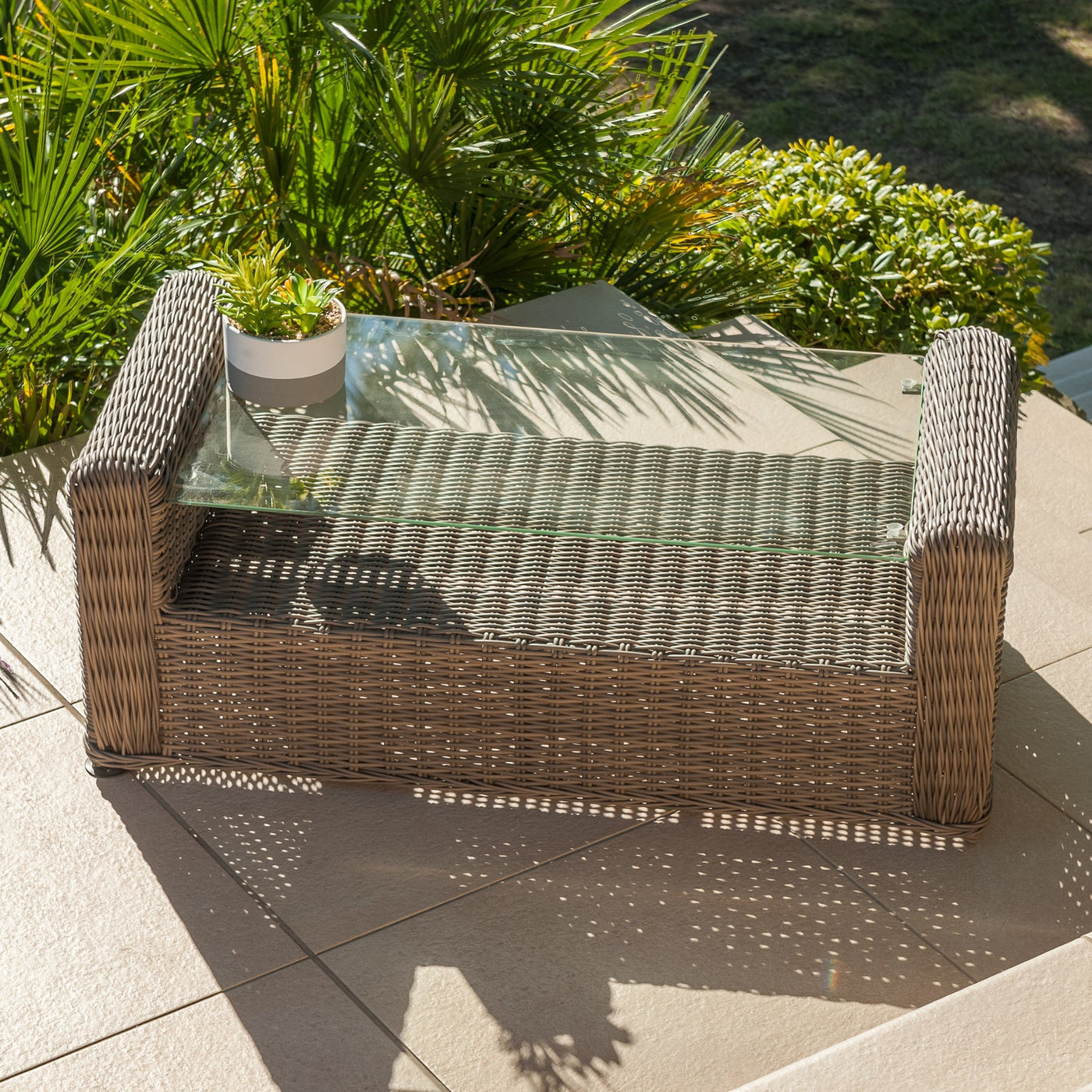 Table basse rectangulaire Calvi de Meublot avec surface en finition sépia, design moderne et élégance pour salon.