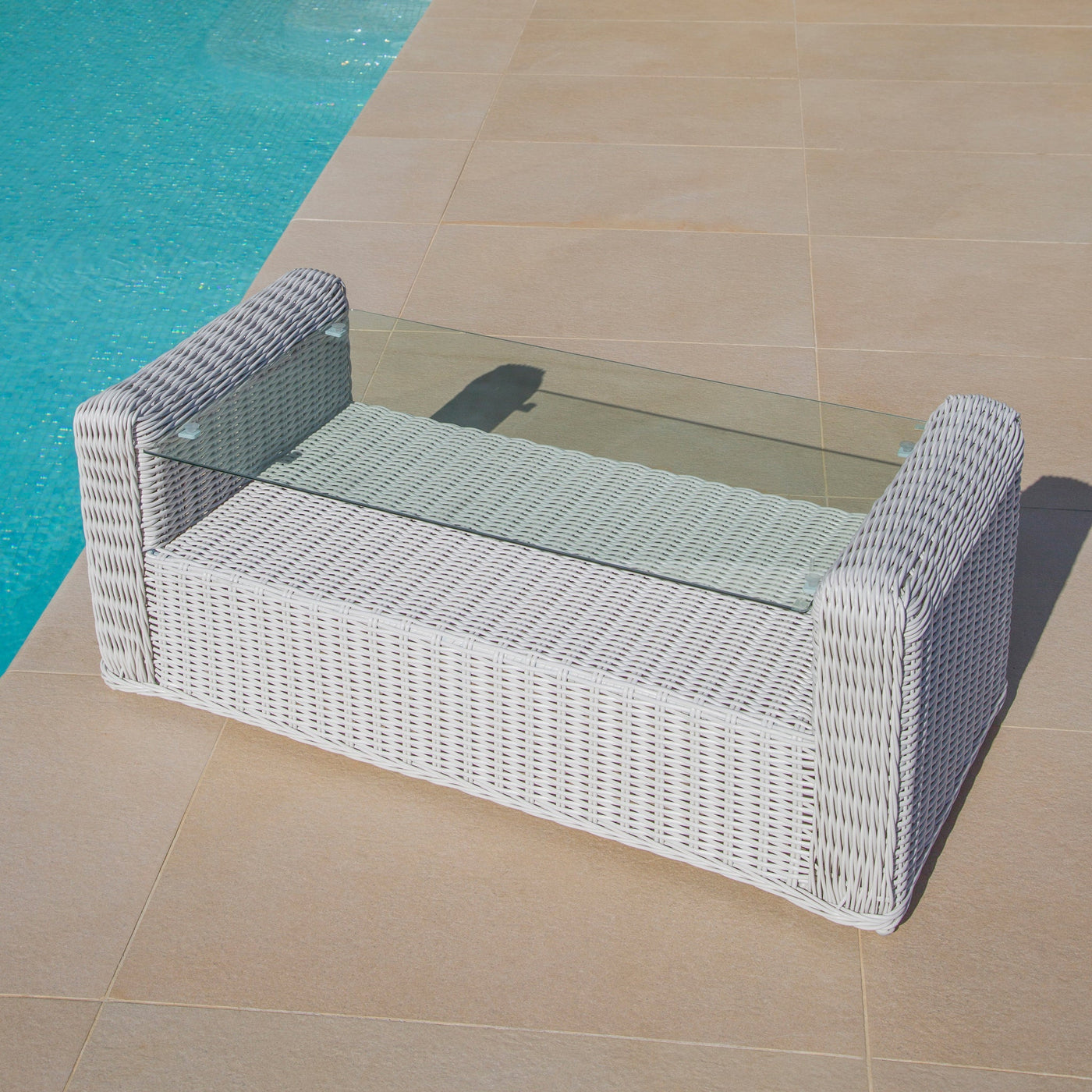 Table basse rectangulaire Calvi de Meublot, en bois clair, avec surface lisse et pieds en métal noir.