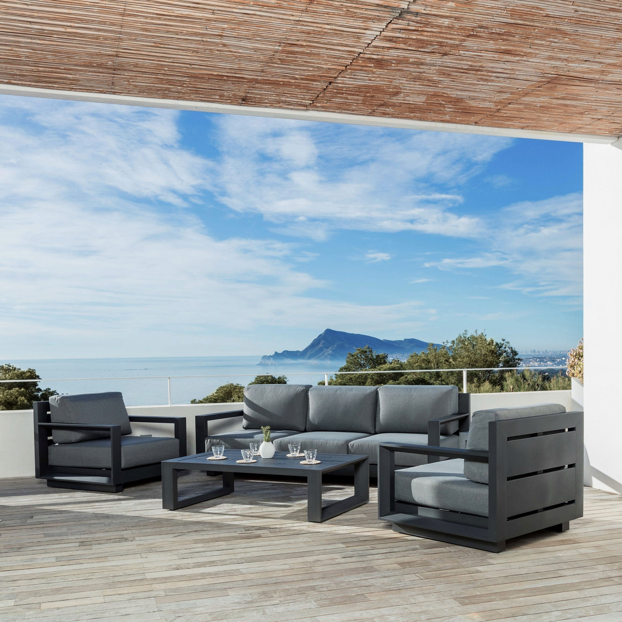 Table basse rectangulaire en aluminium gris Elba, dimensions 120x72cm, design moderne et élégant, par Meublot.