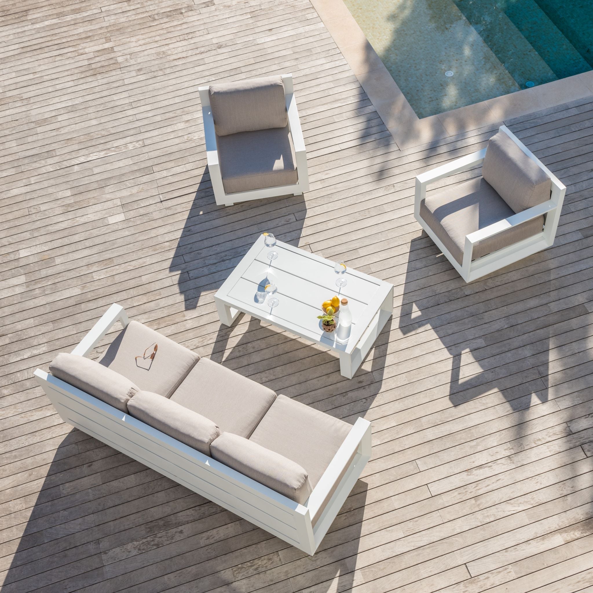 Table basse rectangulaire Meublot Elba en aluminium, surface élégante, dimensions 120x72 cm, moderne et robuste.