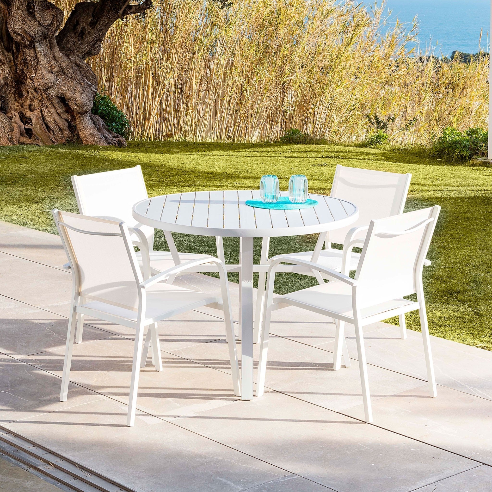 Table de jardin ronde Murano blanche en aluminium pour 5 personnes, conçue par Meublot, avec surface lisse et design moderne.